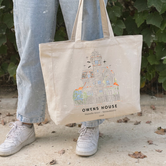 Bolso shopper de algodón con cremallera de Laniñabowie modelo "magic season" con ilustración inspirada en la casa de las hermanas Owens de la película "Practical magic". Frontal.