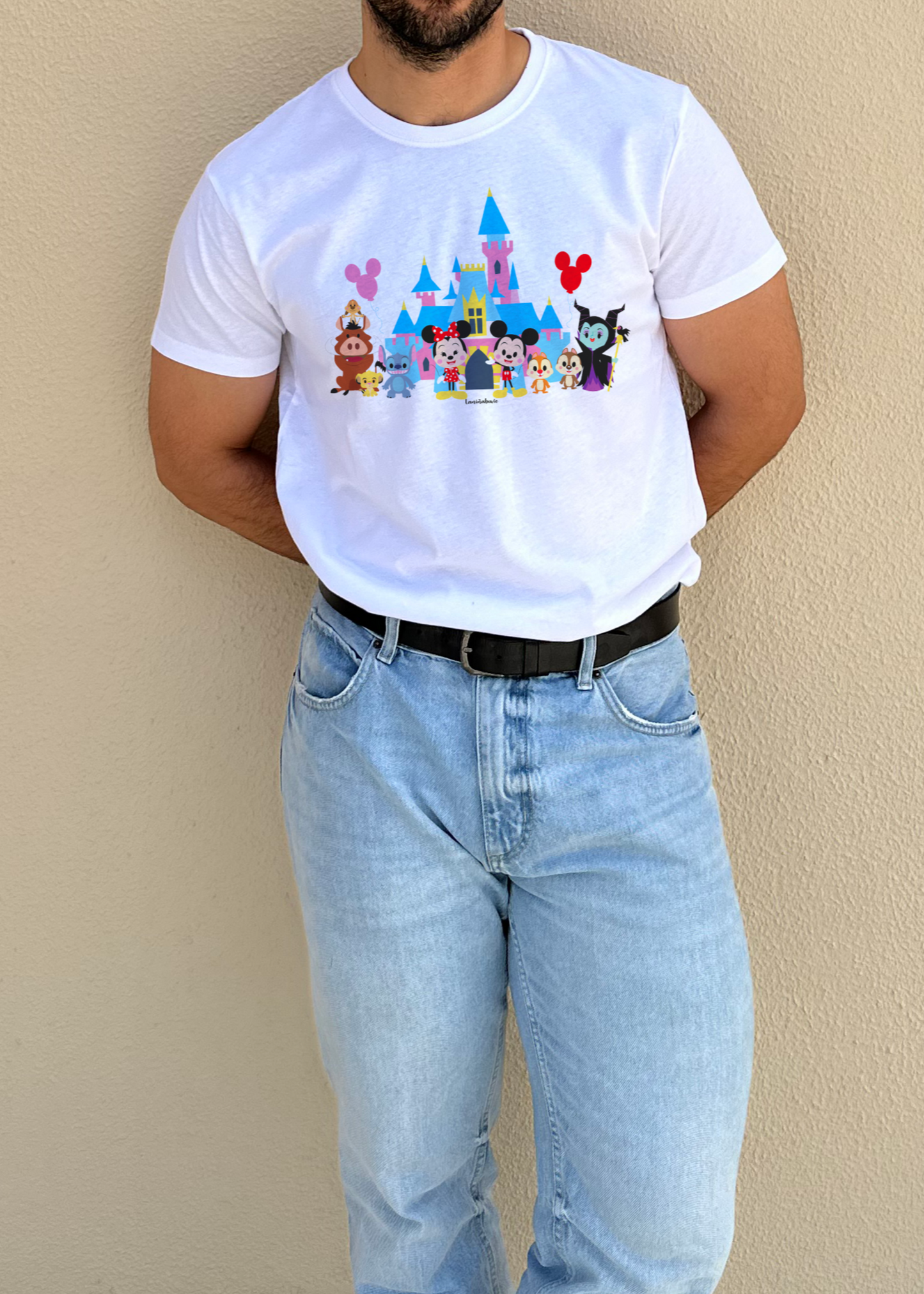 Camiseta Disneyland
Camiseta estampada a todo color con ilustración inspirada en el castillo de Disneyland con personajes icónicos del parque