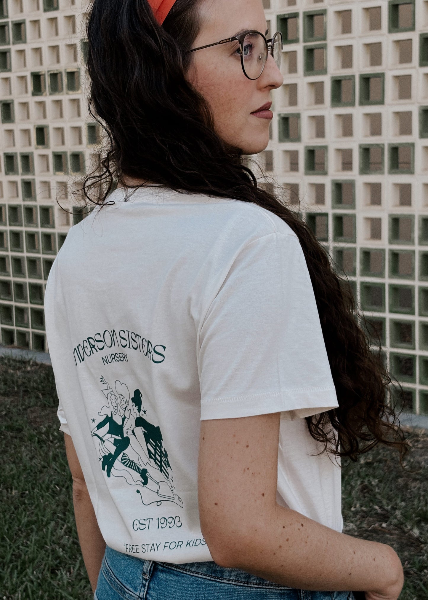 Camiseta de algodón orgánico de Laniñabowie con diseño de las hermanas Sanderson que protagonizan la película Hocus Pocus. Perfecta para tus días de otoño y para la mágica noche de Halloween.