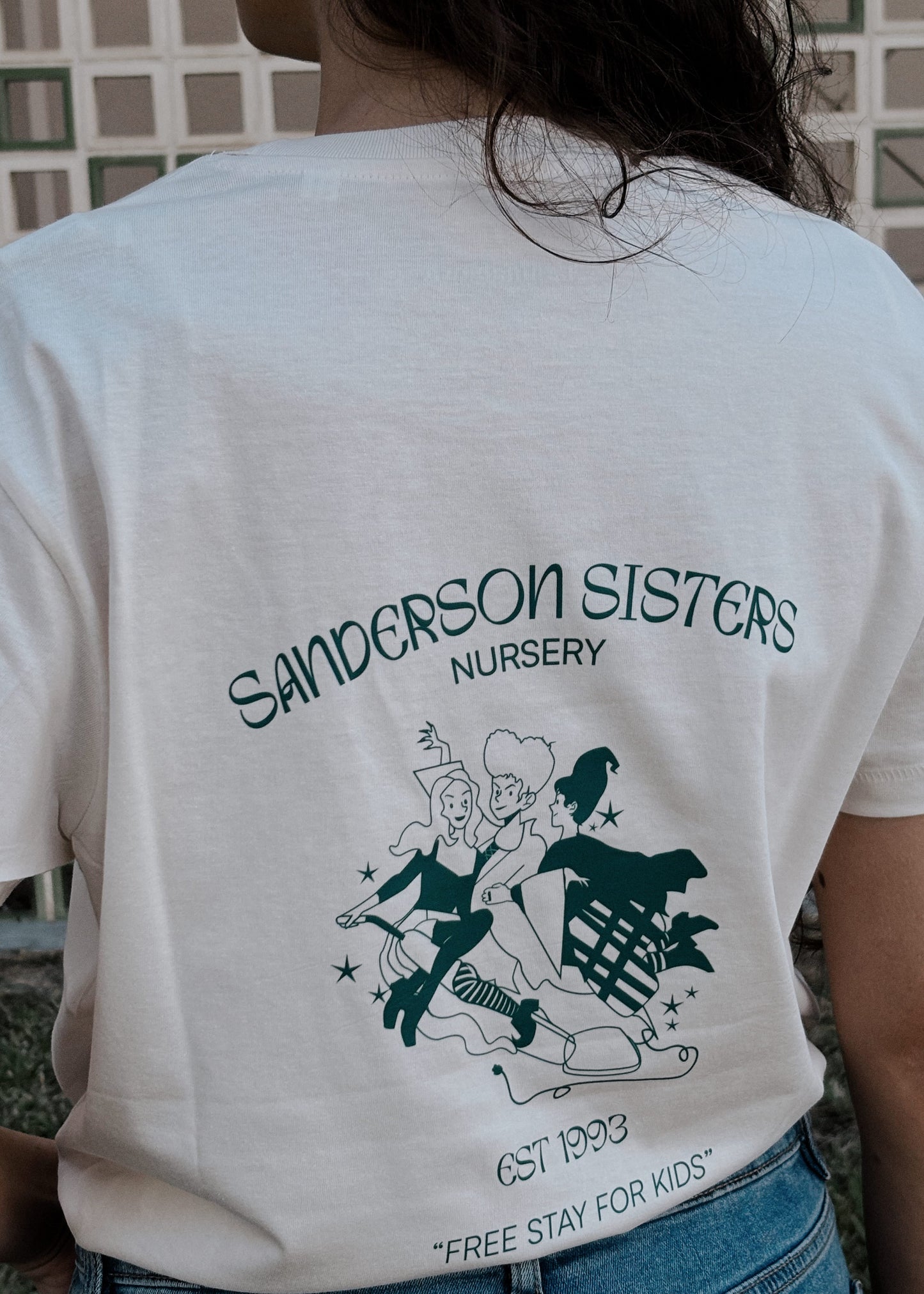 Detalle de la espalda de camiseta Hocus. ¿Eres toda una hermana Sanderson?