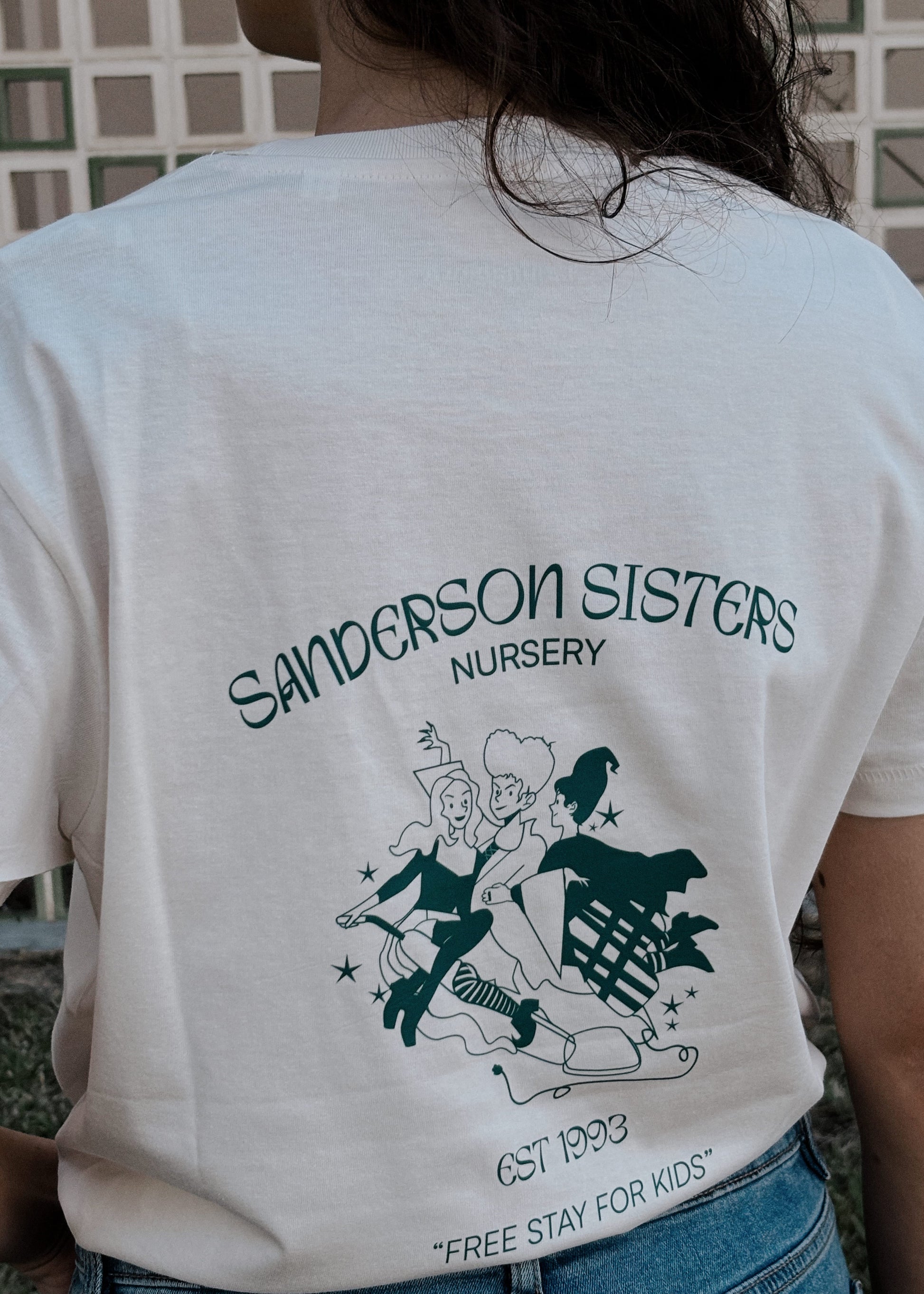 Detalle de la espalda de camiseta Hocus. ¿Eres toda una hermana Sanderson?