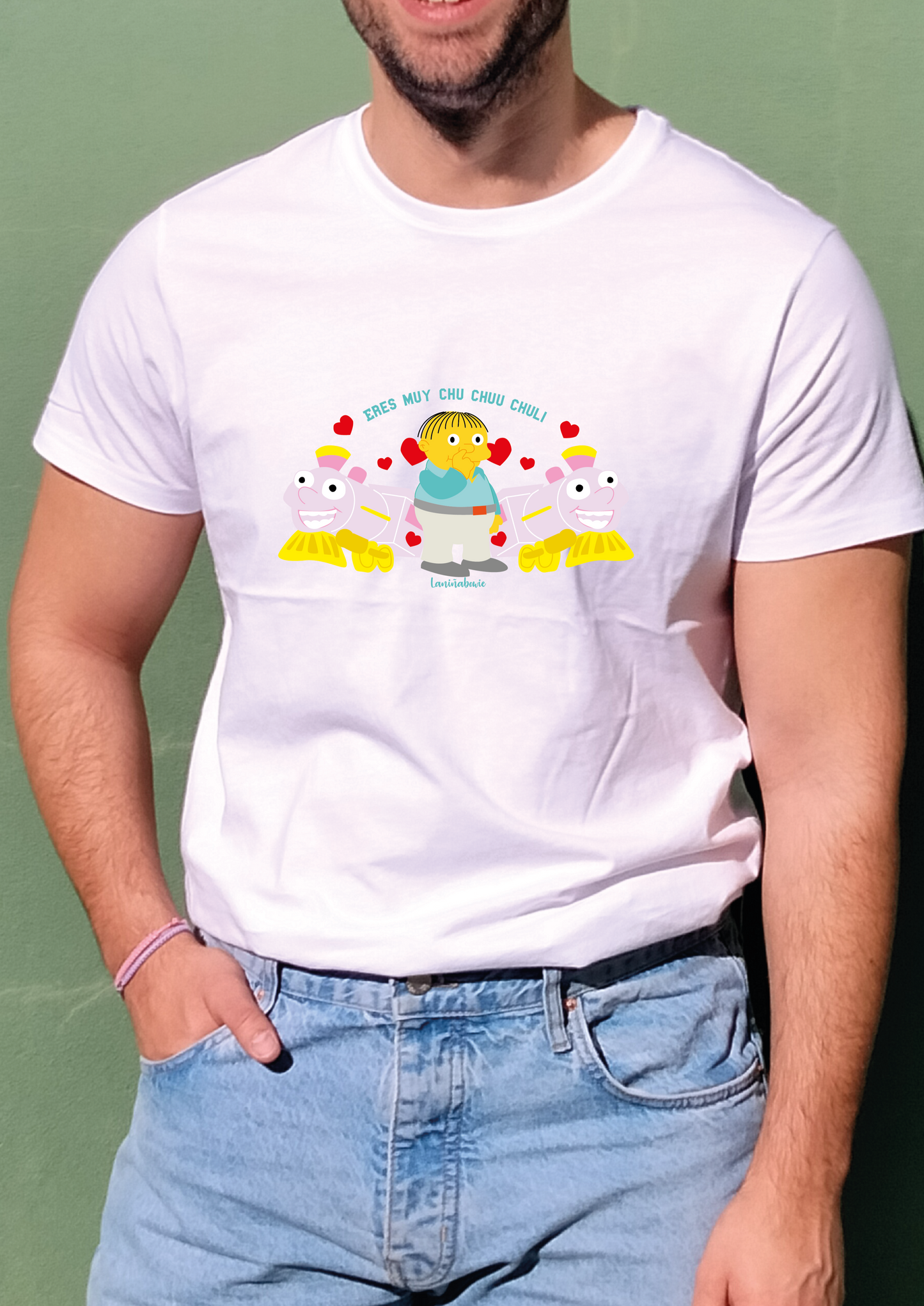 Camiseta Ralph
Camiseta estampada a todo color con ilustración del adorable Ralph Wiggum y su mítica frase de Los Simpson ⚡
Regálasela a esa persona especial que es tan chu-chu-chuli 🥰
Esta camiseta de Ralph es ligera y suave... perfecta para el día a día!