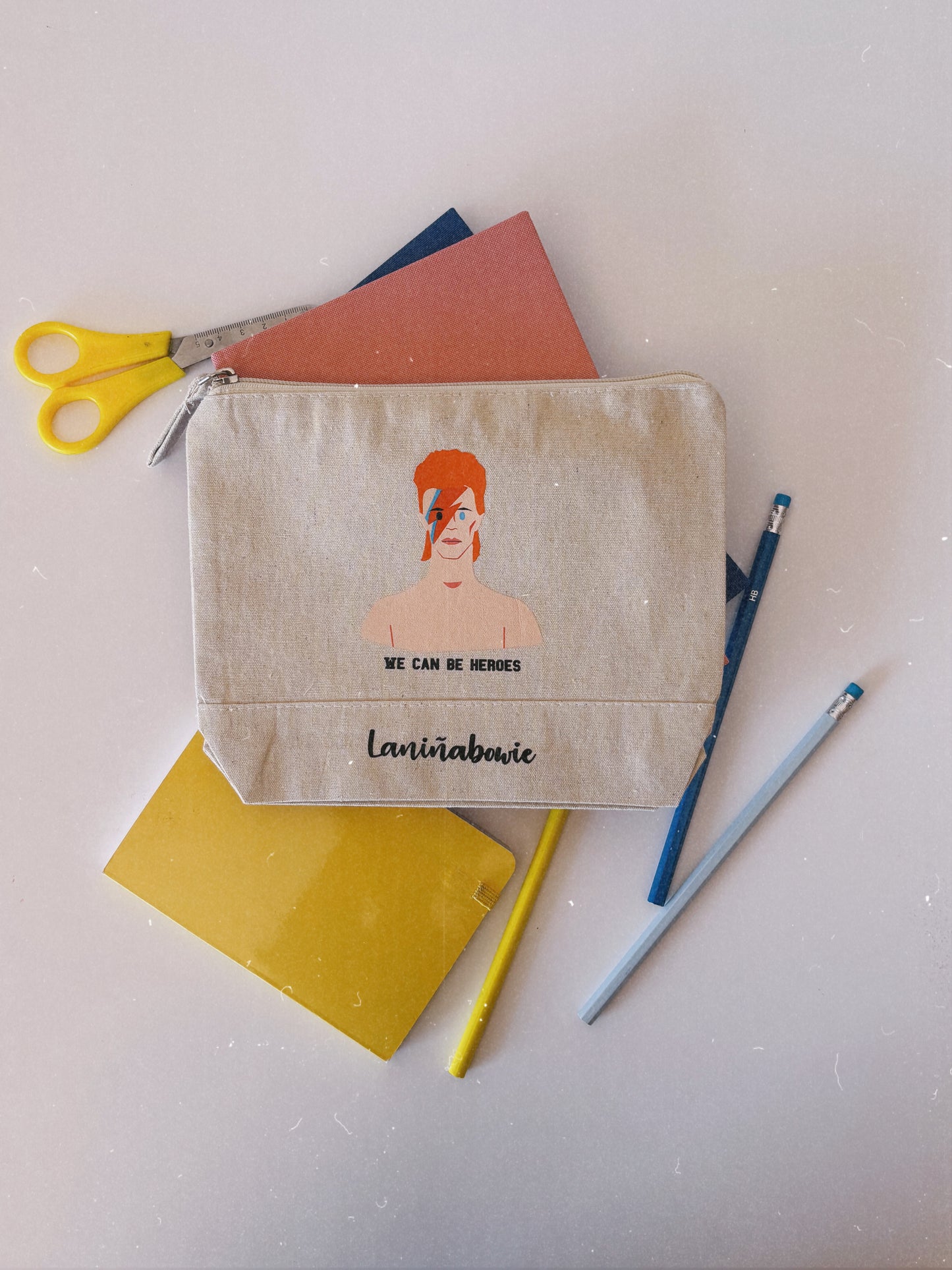Estuche portatodo de Bowie. lleva tu maquillaje, pinturas o lo que prefieras.