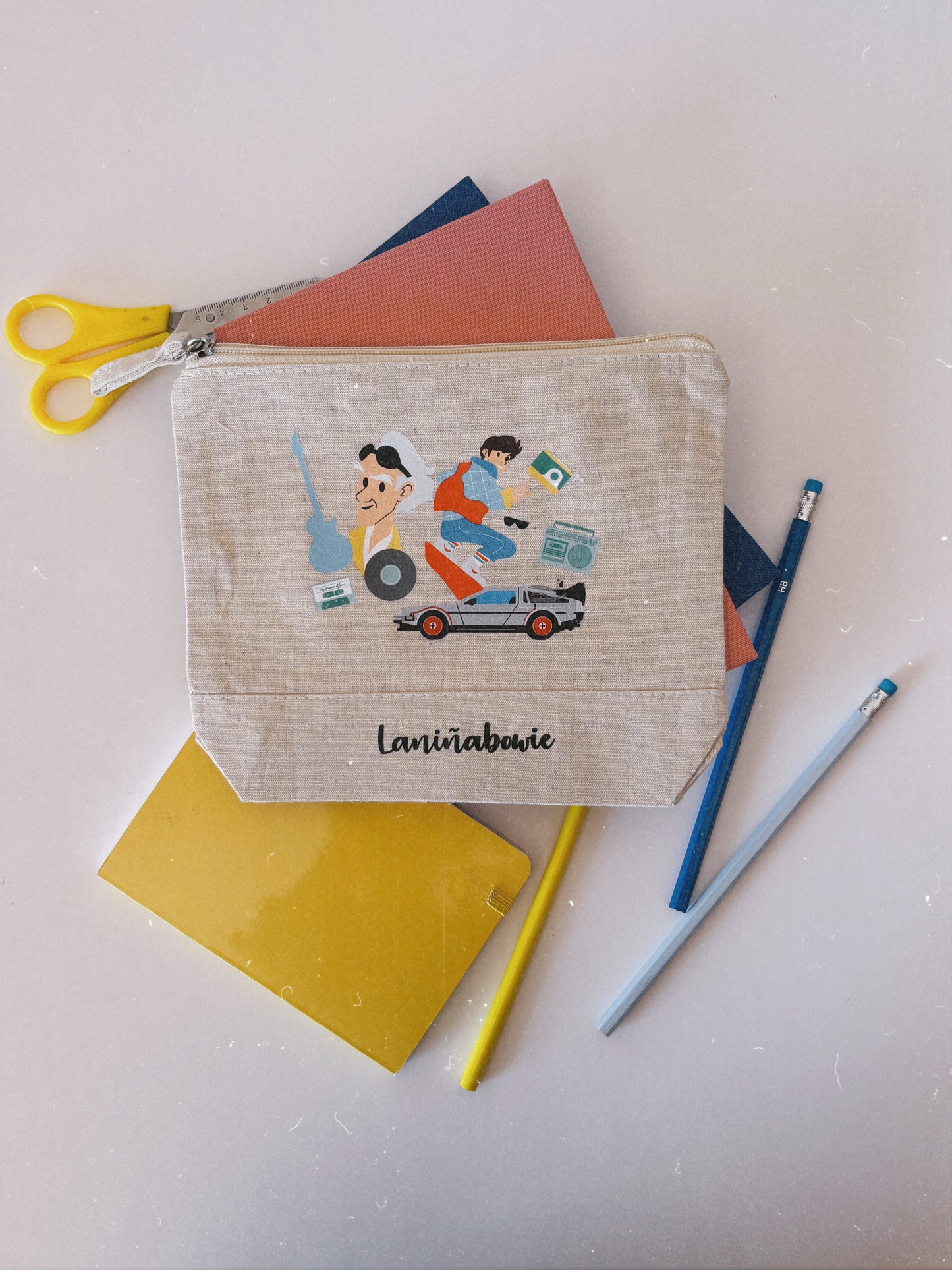 Estuche con ilustración de Regreso al futuro. Diseñado por laniñabowie, con cierre de cremallera y de algodón.