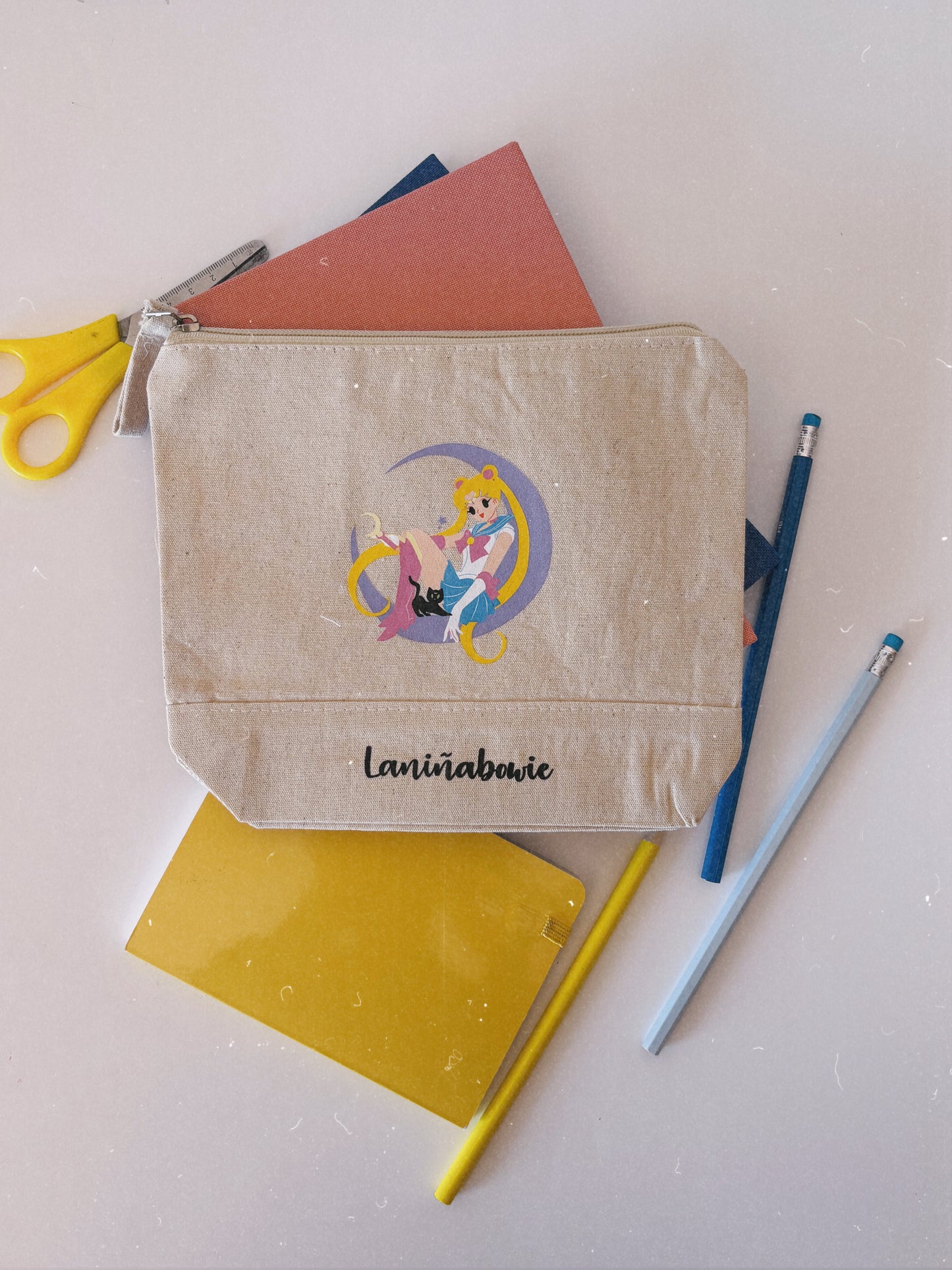 Estuche Sailor Moon. De algodón para llevar tus pinturas, el maquillaje o lo que prefieras.