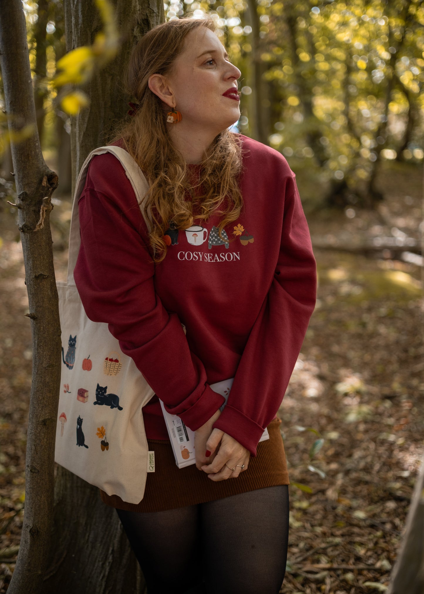 Sudadera Cosy con diseño muy otoñal para tus días otoñales junto a tu libro favorito en casa y una humeante taza de te o para llevar en tus paseos bajo los arboles ocres y anaranjados mientras escuchas tu playlist favorita en modo Rory Gimore.