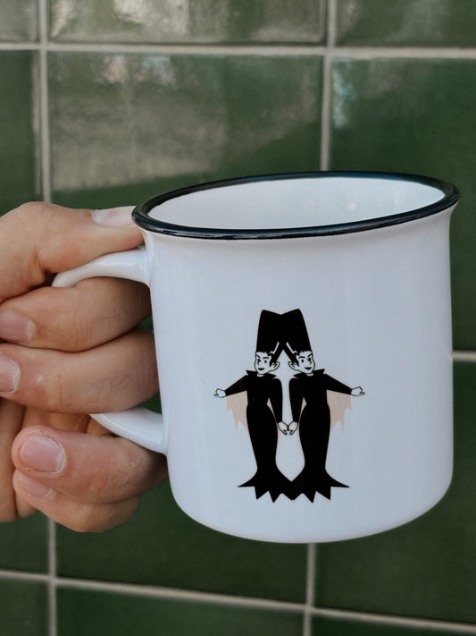 Taza de cerámica diseñada por Laniñabowie con estampado inspirado en los personajes de la serie milenial de La pajarería de Transilvania. esta taza es apta para meter en el microondas y lavar en tu lavavajillas.