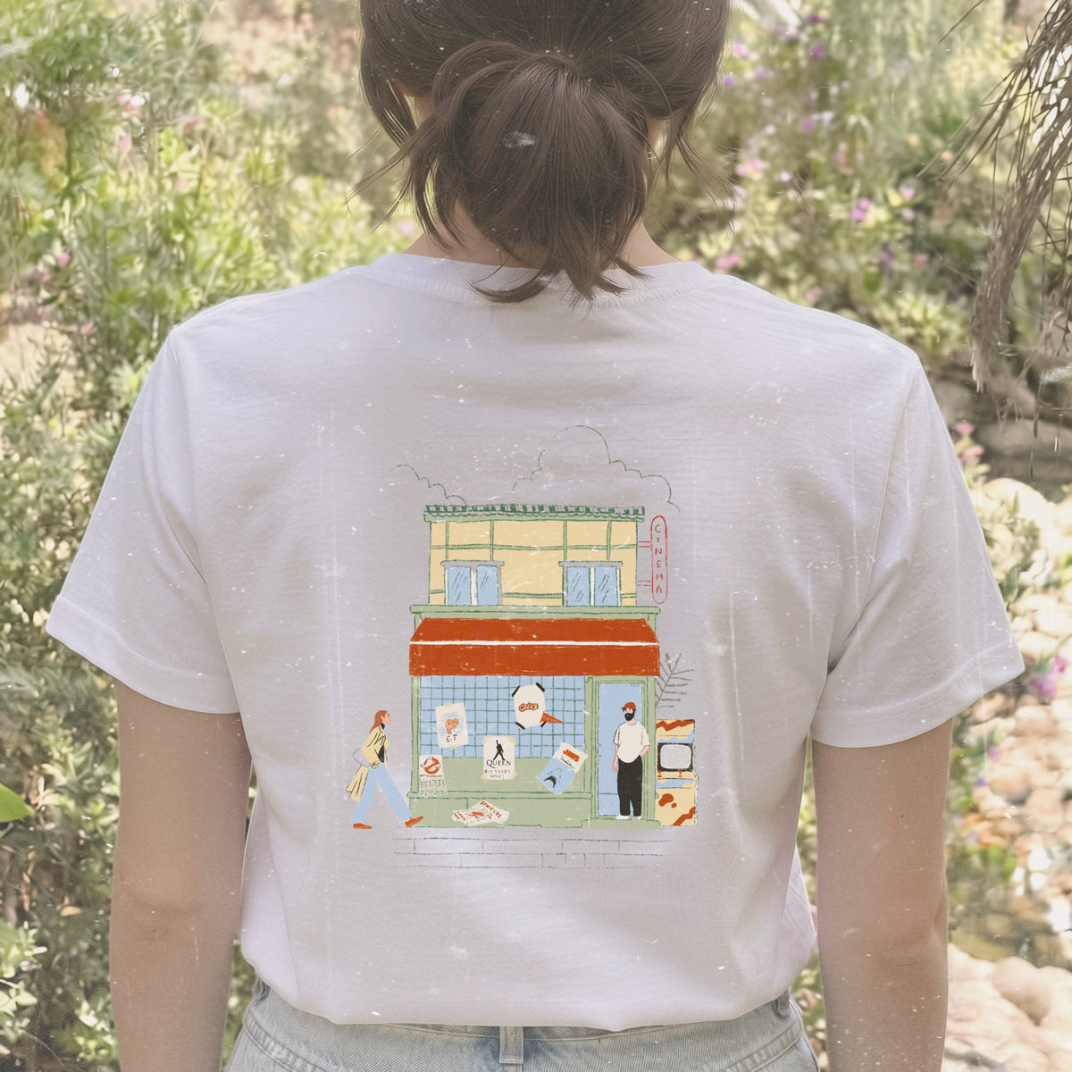 Camiseta de Laniñabowie modelo Retro feeling vista de frente, con un pequeño estampado de máquinas expendedoras y una máquina de gancho en el pecho como en los 80s. espalda femenino.