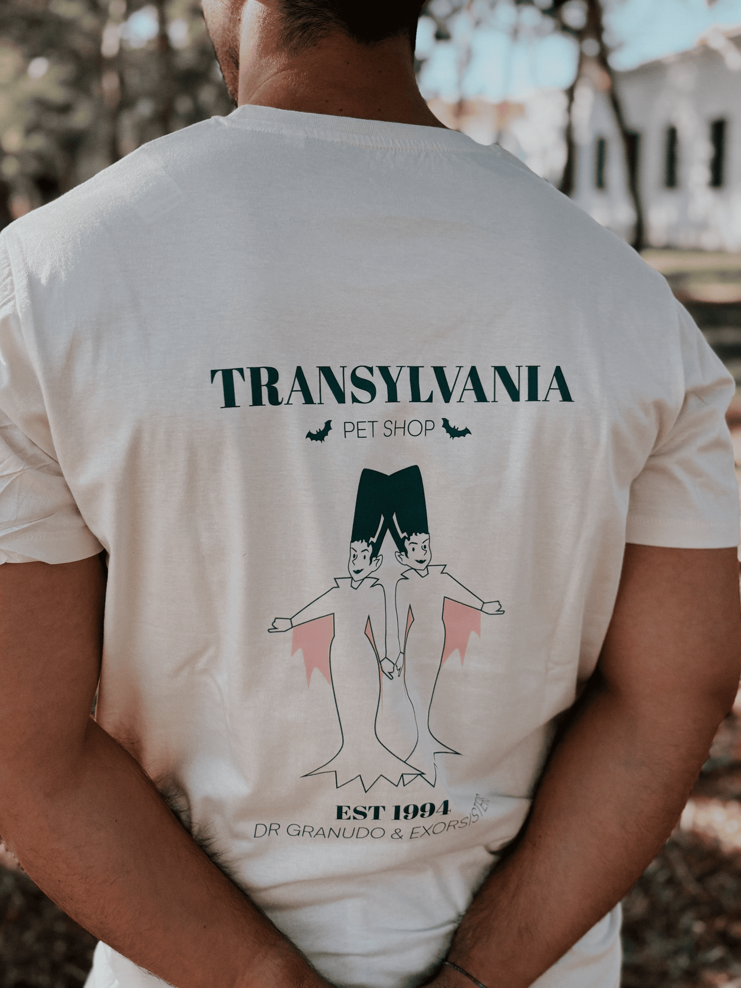 camiseta con diseño de la serie la pajarera de Transilvania de la marca laniñabowie. es una camiseta en color beige suave de algodón 100% orgánico y con tallas para todos desde la XS hasta la 3xl.