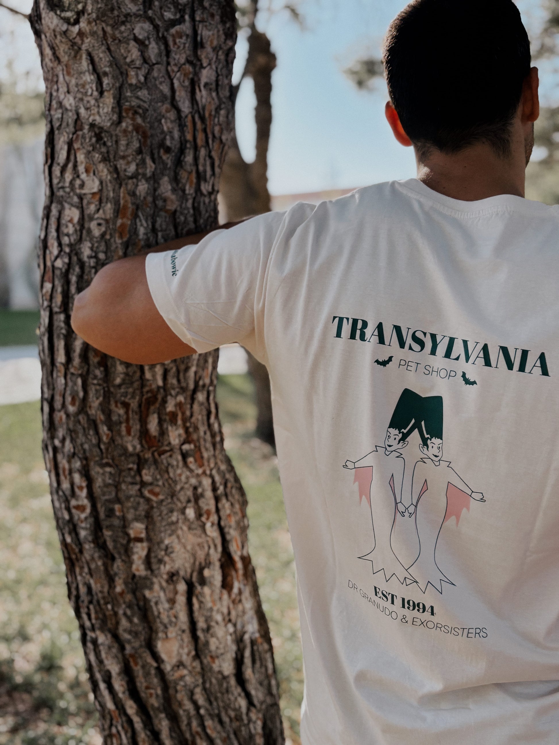 camiseta con diseño de la serie la pajarera de Transilvania de la marca laniñabowie. es una camiseta en color beige suave de algodón 100% orgánico y con tallas para todos desde la XS hasta la 3xl.