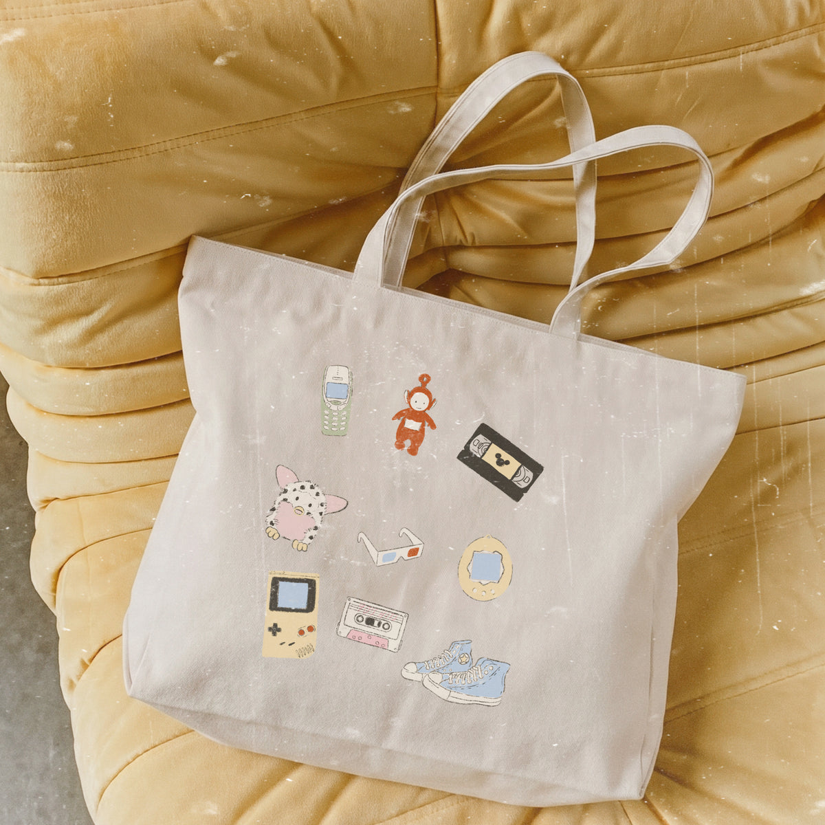 Bolso shopper de algodón con cremallera de Laniñabowie modelo "milenial vibes" con ilustración inspirada en esos objetos icónicos de la época milenial como la Gameboy, los furbys o el Tamagotchi.