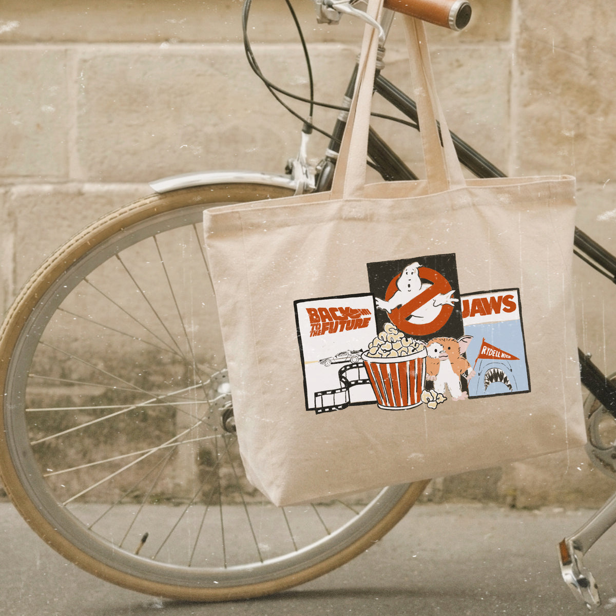Bolso shopper de algodón con cremallera de Laniñabowie modelo "Retro feeling" con ilustración inspirada en las películas icónicas de los 80s como Tiburón, Regreso al  futuro o Los Cazafantas. 