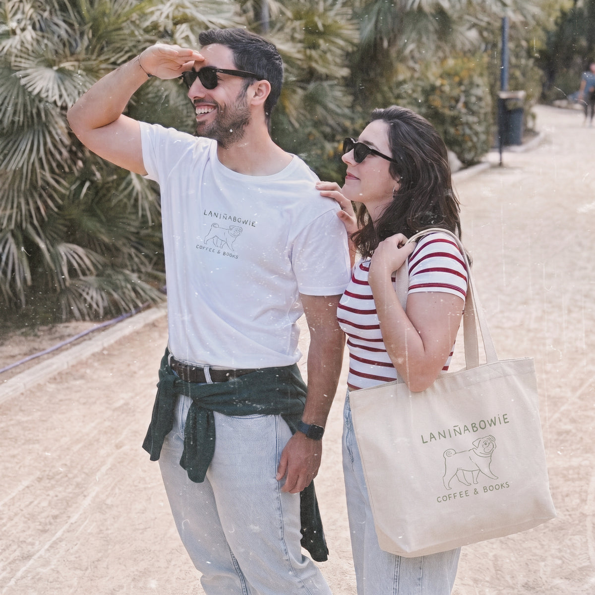 Bolso shopper de algodón con cremallera de Laniñabowie modelo "Laniñabowie café" con ilustración inspirada en el logotipo de nuestra cafetería en el parque para leer y tomar café. Modelo masculino y femenino. 