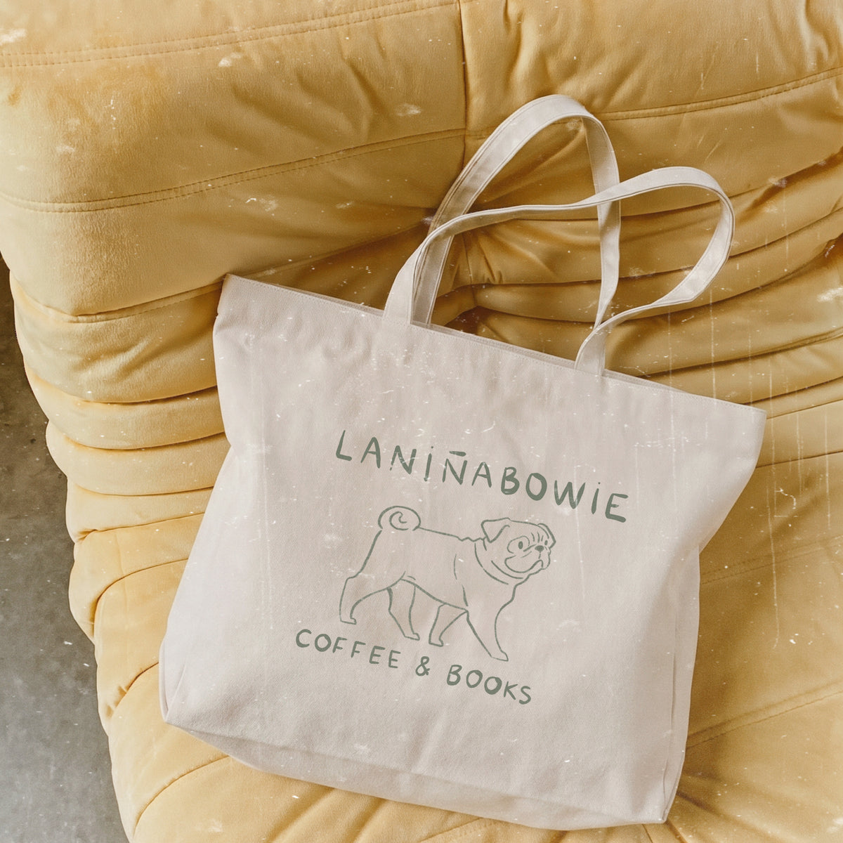 Bolso shopper de algodón con cremallera de Laniñabowie modelo "Laniñabowie café" con ilustración inspirada en el logotipo de nuestra cafetería en el parque para leer y tomar café. 