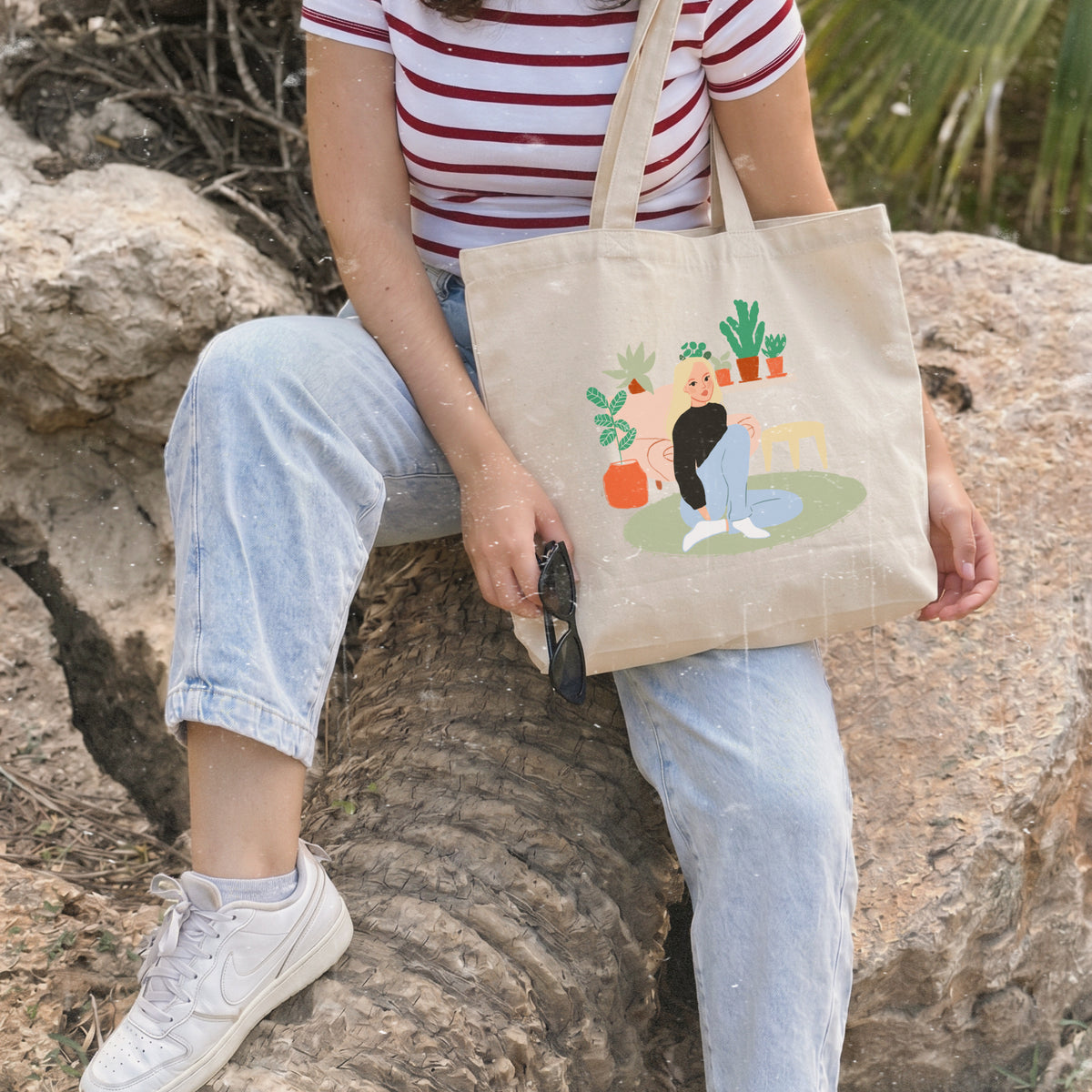 Bolso shopper de algodón con cremallera de Laniñabowie modelo "carolyn" con ilustración inspirada en Carolyn Bessette-Kennedy y su estilo de vida en Nueva York. Frontal. 