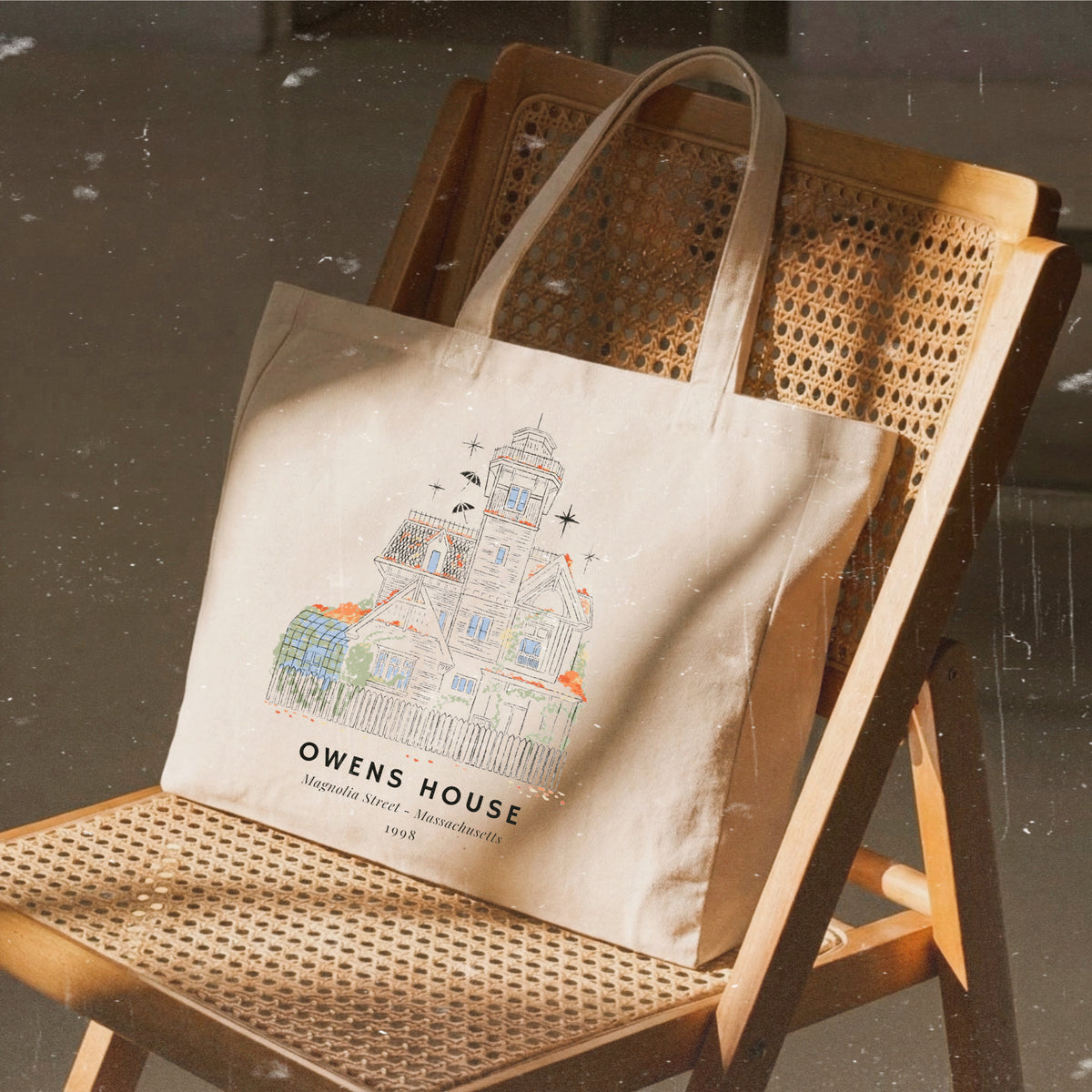 Bolso shopper de algodón con cremallera de Laniñabowie modelo "magic season" con ilustración inspirada en la casa de las hermanas Owens de la película "Practical magic"