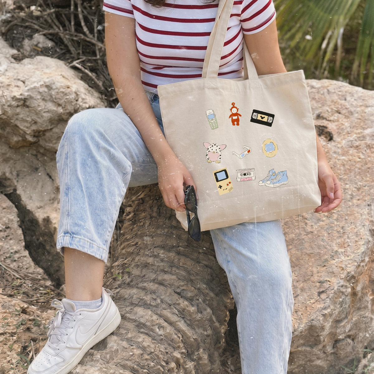 Bolso shopper de algodón con cremallera de Laniñabowie modelo "milenial vibes" con ilustración inspirada en esos objetos icónicos de la época milenial como la Gameboy, los furbys o el Tamagotchi.