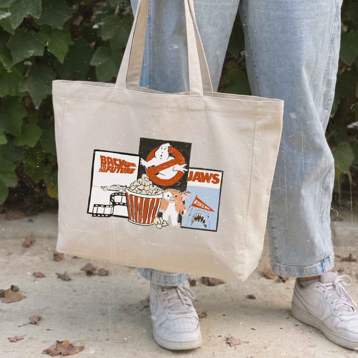 Bolso shopper de algodón con cremallera de Laniñabowie modelo "Retro feeling" con ilustración inspirada en las películas icónicas de los 80s como Tiburón, Regreso al  futuro o Los Cazafantas. 