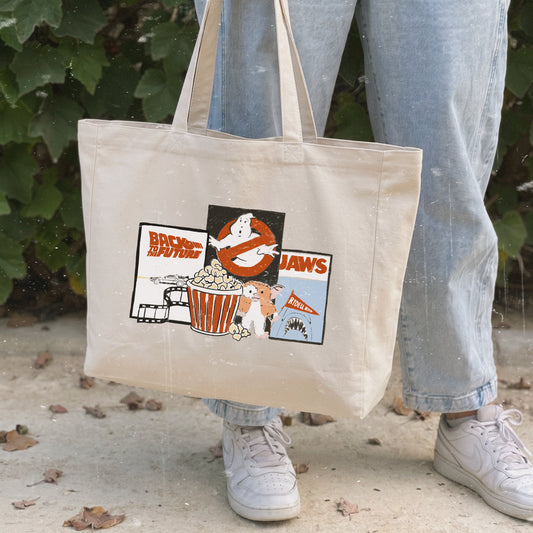 Bolso shopper de algodón con cremallera de Laniñabowie modelo "Retro feeling" con ilustración inspirada en las películas icónicas de los 80s como Tiburón, Regreso al  futuro o Los Cazafantas. 