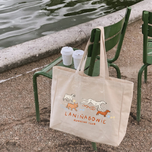 Bolso shopper de algodón con cremallera de Laniñabowie modelo "Running club" con ilustración inspirada en los clubes de running femenino pero en versión perruna con pug, french bulldog, galgo y teckel a la carrera. 