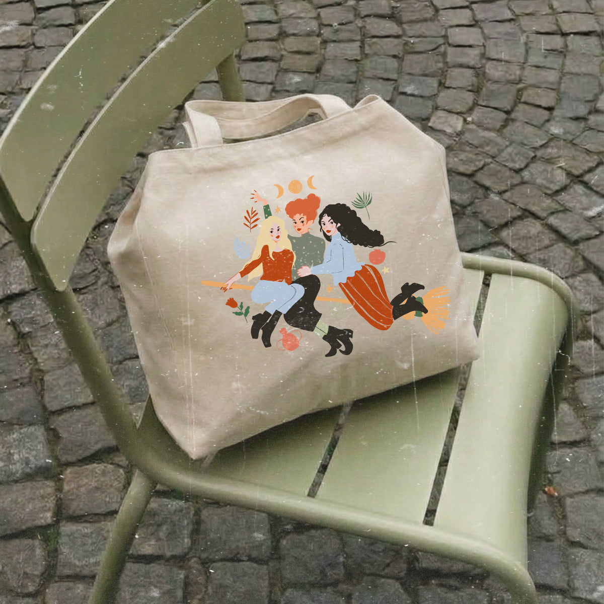 Bolso shopper de algodón con cremallera de Laniñabowie modelo "witches are back" con ilustración inspirada en las hermanas Sanderson de Hocus Pocus. Frontal. 