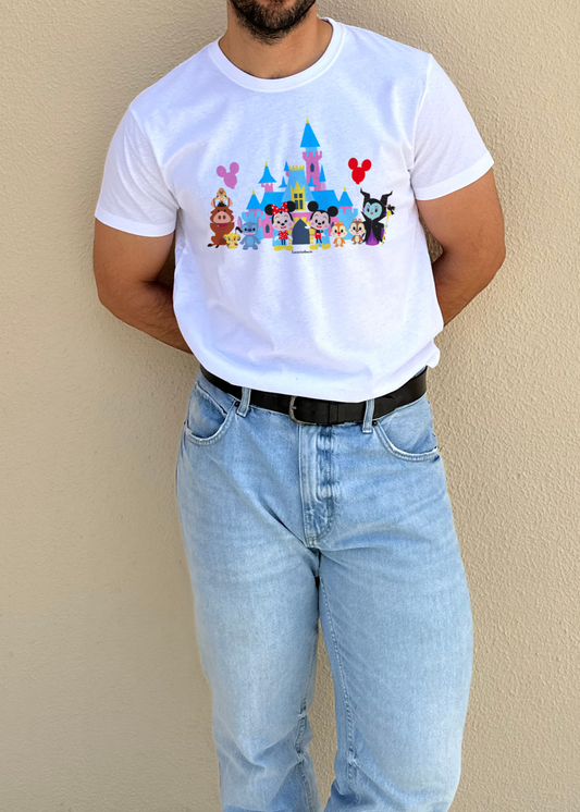 Camiseta Disneyland

Camiseta estampada a todo color con ilustración inspirada en el castillo de Disneyland con personajes icónicos del parque