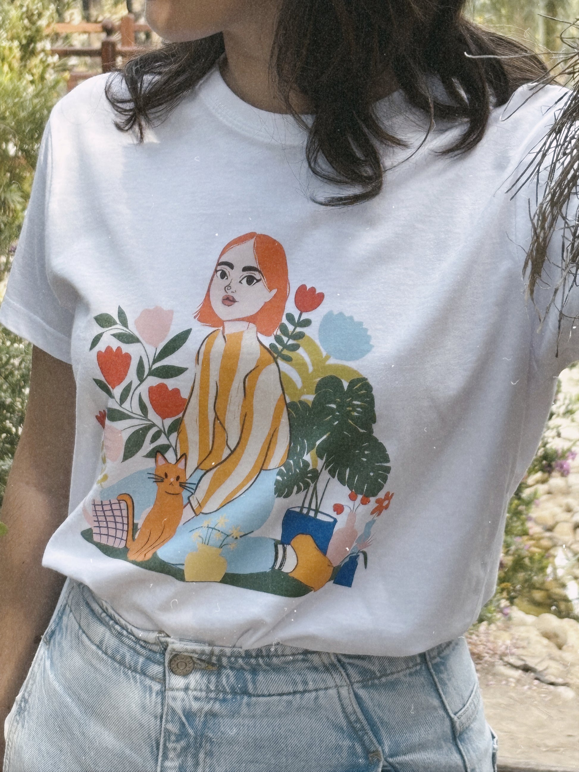 Camiseta de algodón orgánico con ilustración original, diseñada en nuestro taller. "Ginger Serena" está inspirada en esos días sin prisa: desayunos largos, disfrutando con tus gatos al sol y una taza de café entre las manos. Su tejido&nbsp;suave y transpirable la hace perfecta para llevar todo el año, sola o con una chaqueta de punto.

De corte unisex y estilo relajado, es una prenda cómoda, versátil y con personalidad.