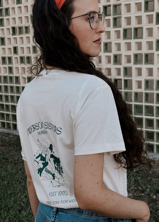 Camiseta de algodón orgánico de Laniñabowie con diseño de las hermanas Sanderson que protagonizan la película Hocus Pocus. Perfecta para tus días de otoño y para la mágica noche de Halloween.