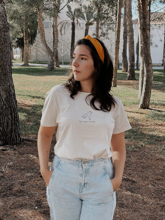 Detalle camiseta de laniñabowie con la icónica "Cosa" de la serie Miércoles