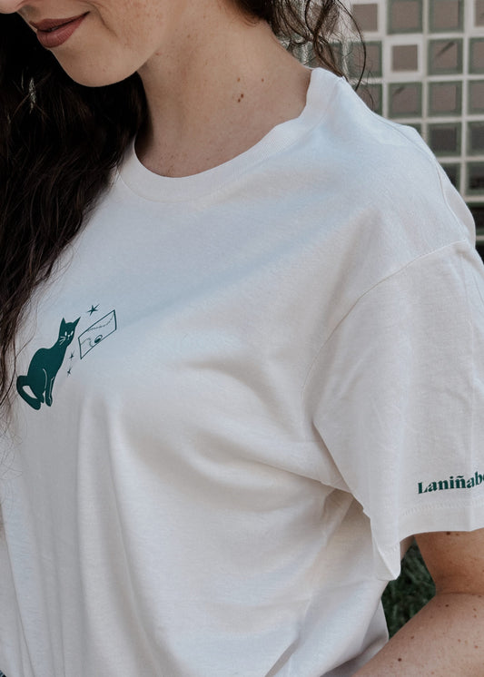 Detalle de la manga y el delantero de la camiseta de Hocus Pocus de Laniñabowie con ilustración de Libro y el gato Binx de la película.