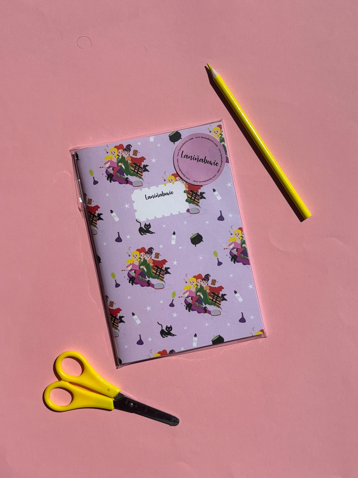 Libreta Hocus Pocus de tapa blanda con diseño de y estampado de Laniñabowie .