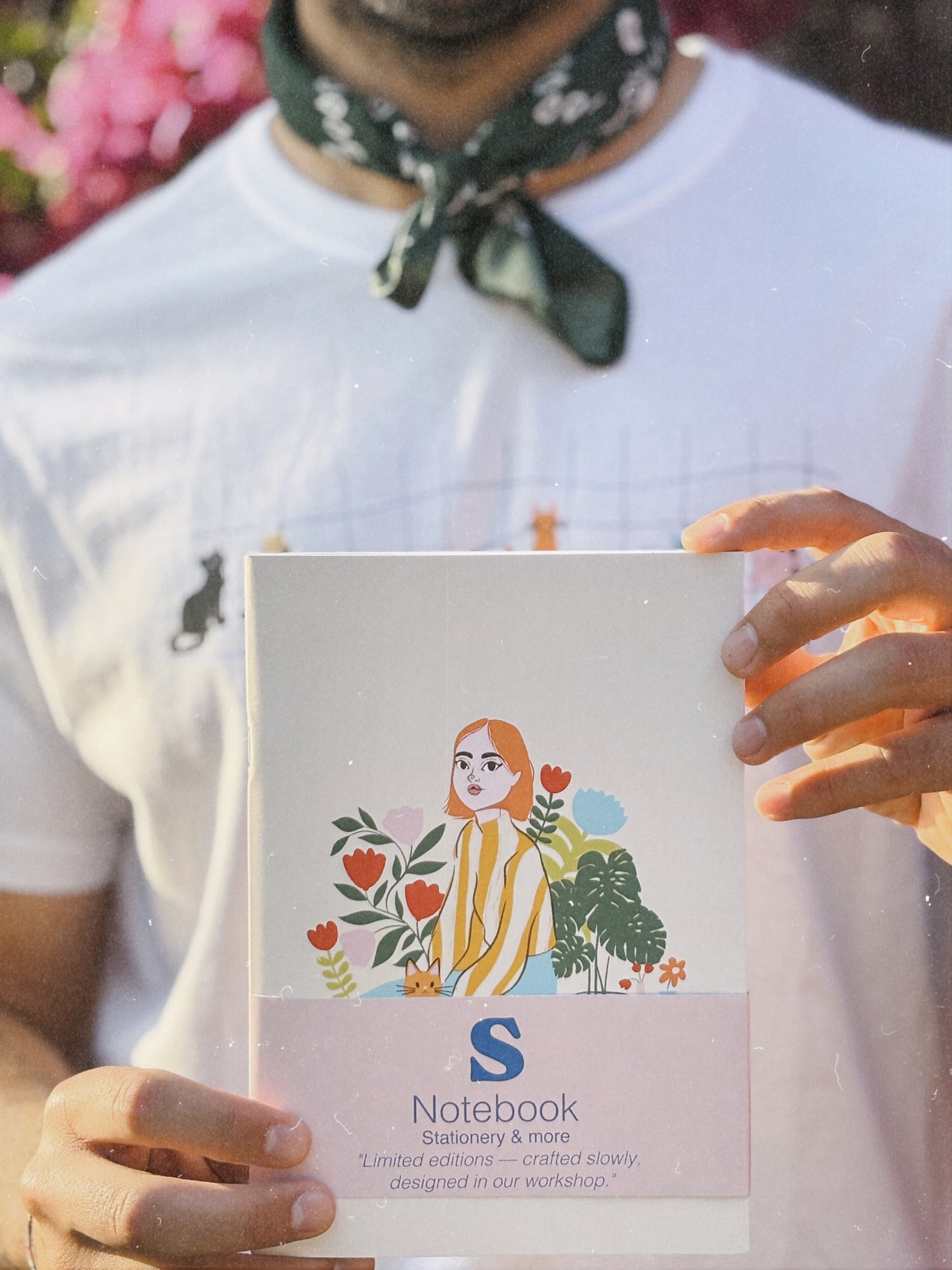 Notebook ilustrado "Ginger Serena" para escribir, dibujar o simplemente dejar que las ideas fluyan. Diseñados con cariño en nuestro taller, con cubiertas ilustradas que evocan calma, naturaleza y momentos cotidianos.

Perfectos para llevar en el bolso, empezar un nuevo proyecto o regalar inspiración. Cada cuaderno es una invitación a reconectar contigo misma, a tu ritmo y sin prisas.