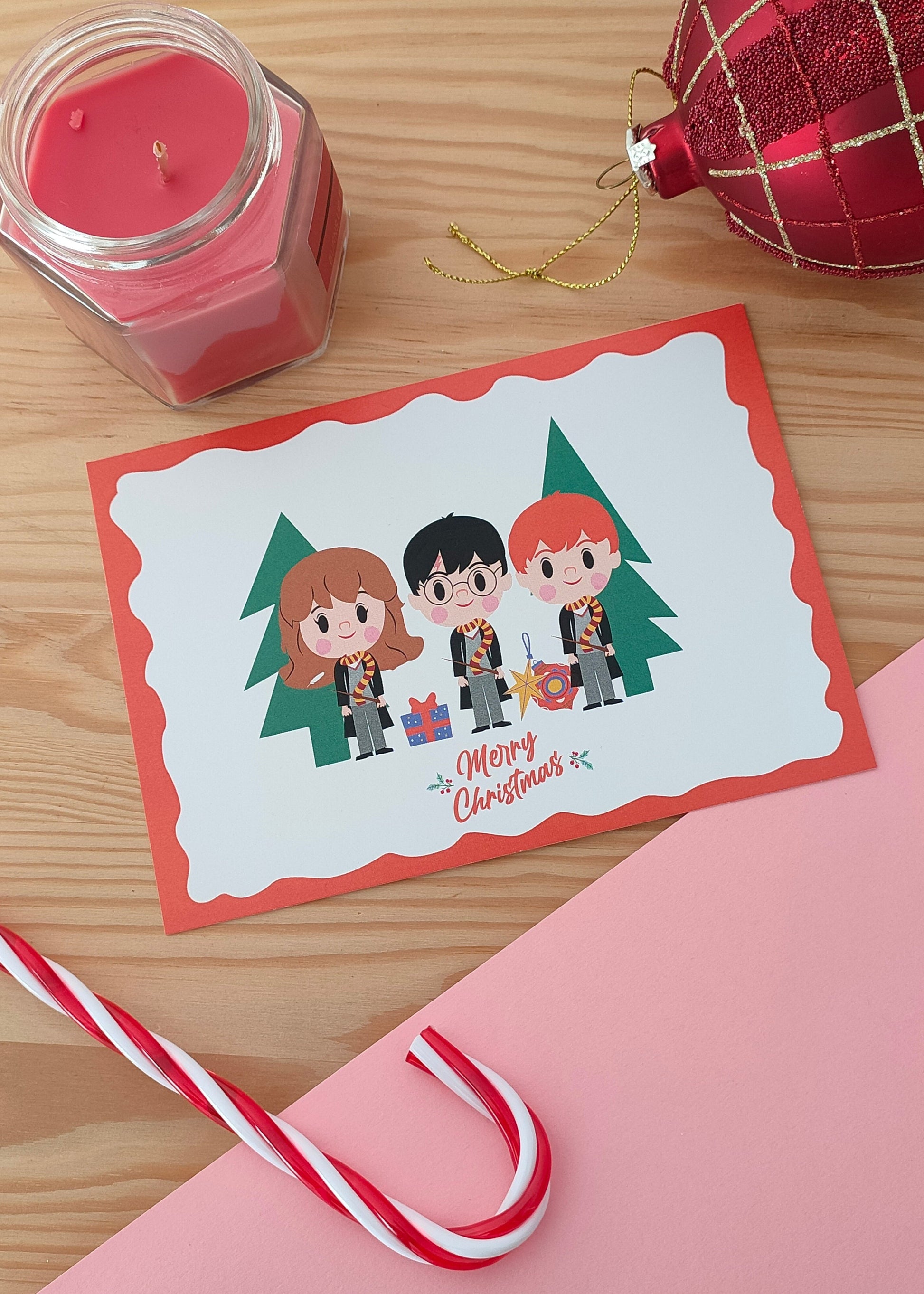 ¡Han vuelto las postales navideñas de laniñabowie!

Por Navidad como el turrón vuelven nuestras postales de Navidad para que regales y envíes a los tuyos..

Añade una Christmas a tu regalo, a tu sudadera, a tu pack navideño, a tus tazas y escríbele ese mensaje especial a tu bestie,  persona especial  o a la compañera de la ofi que te ha tocado en el amigo invisible de este año.

Tienes diferentes diseños para elegir de Gizmo en mood love actually, de el Grinch, de Kevin Mcallister.