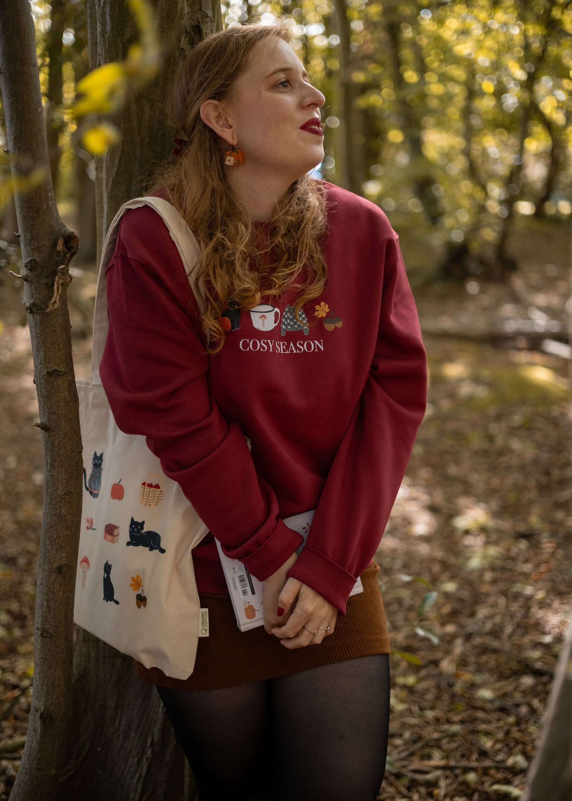 Sudadera Cosy con diseño muy otoñal para tus días otoñales junto a tu libro favorito en casa y una humeante taza de te o para llevar en tus paseos bajo los arboles ocres y anaranjados mientras escuchas tu playlist favorita en modo Rory Gimore.