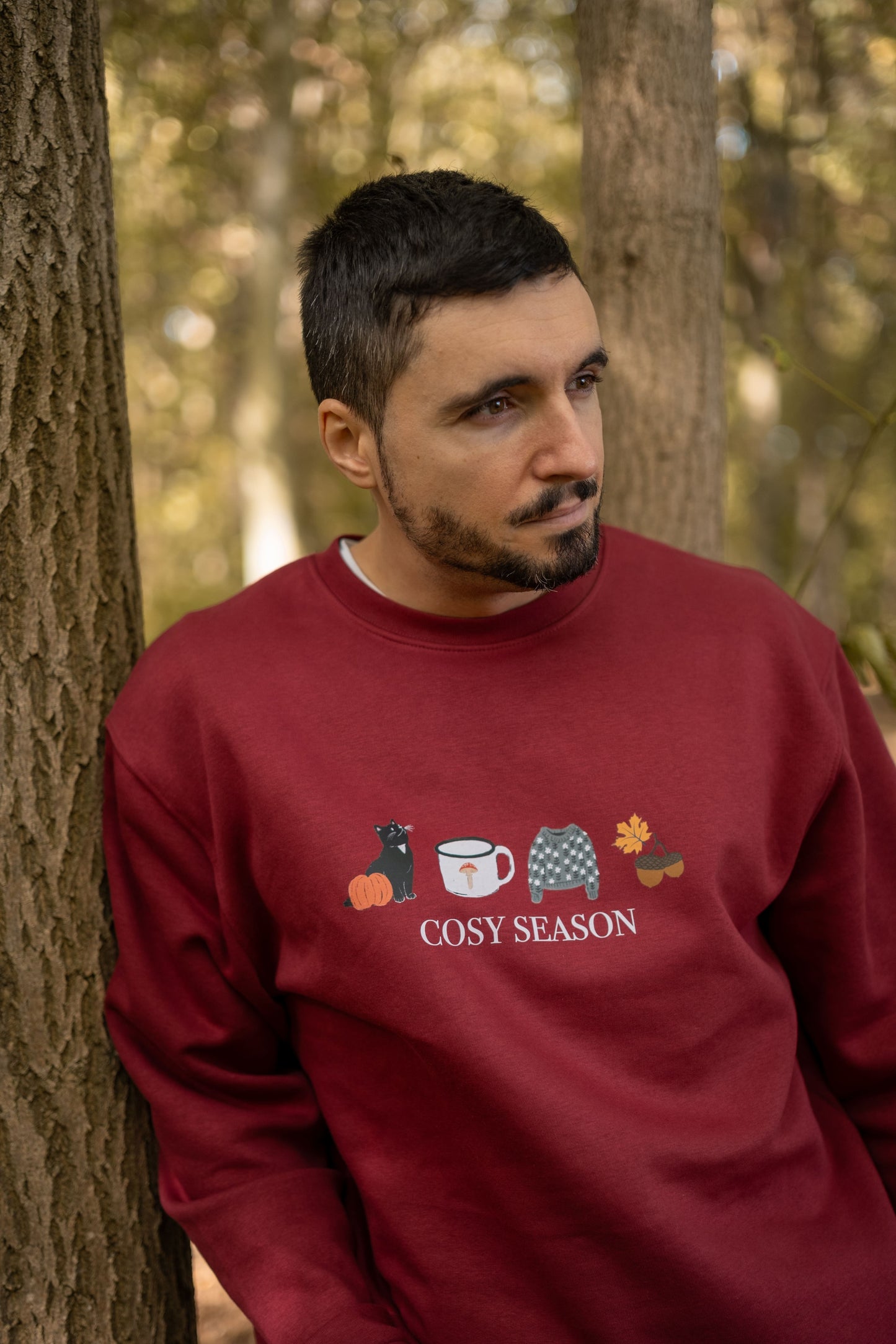 Sudadera suave y agradable en color burdeos perfecta para tus días de otoño e invierno. ¡No te quedes sin ella, este diseño solo se podrá conseguir por tiempo limitado hasta el 30 de septiembre mediante reserva! 