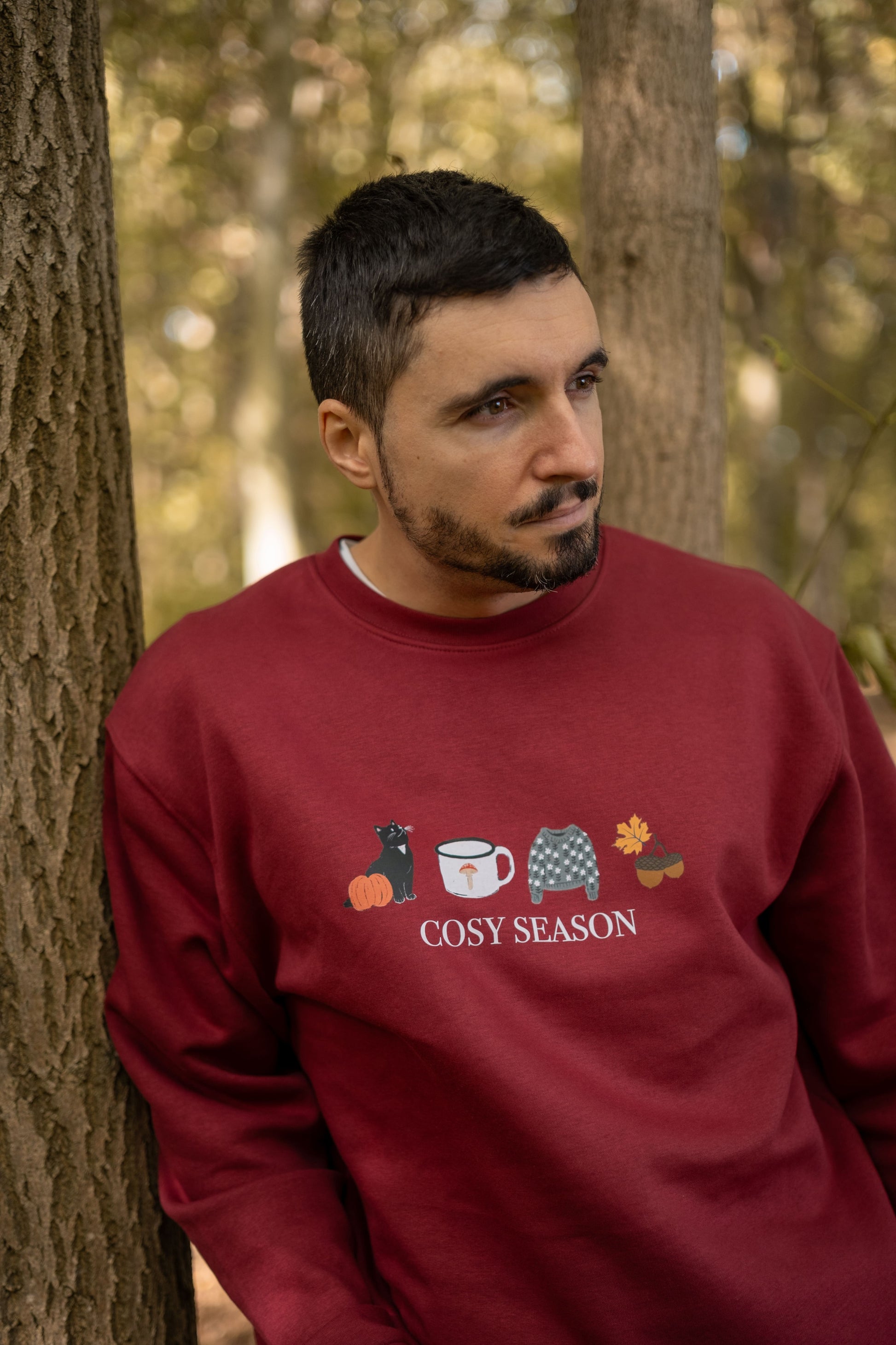 Sudadera suave y agradable en color burdeos perfecta para tus días de otoño e invierno. ¡No te quedes sin ella, este diseño solo se podrá conseguir por tiempo limitado hasta el 30 de septiembre mediante reserva! 