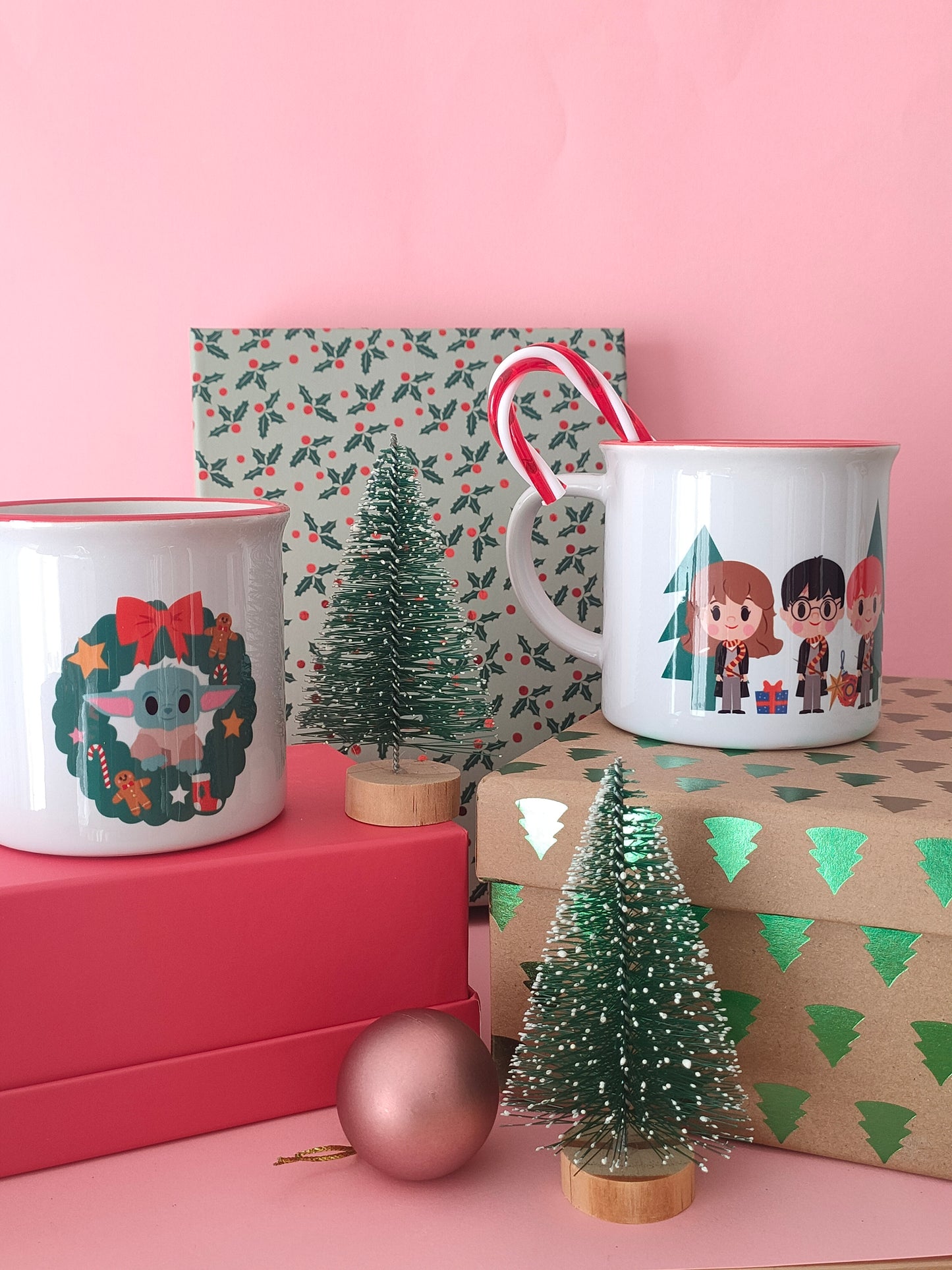 ¡Ya está aquí la taza Xmas de  Grogu !

¿Una taza de chocolate caliente y tu película favorita navideña de fondo?

Elige para este planazo de Navidad una de nuestras tazas de temporada limitadas y exclusivas para disfrutar con los tuyos de la época más dulce del año.

De Gizmo en mood love actually, de el Grinch, de Kevin Mcallister con los ladrones de Solo en casa, de Harry, Ron y Hermione con los regalos navideños y de el adoarble Jack Skeleton y sus " luces de color" puedes elegir tu taza para ti o 