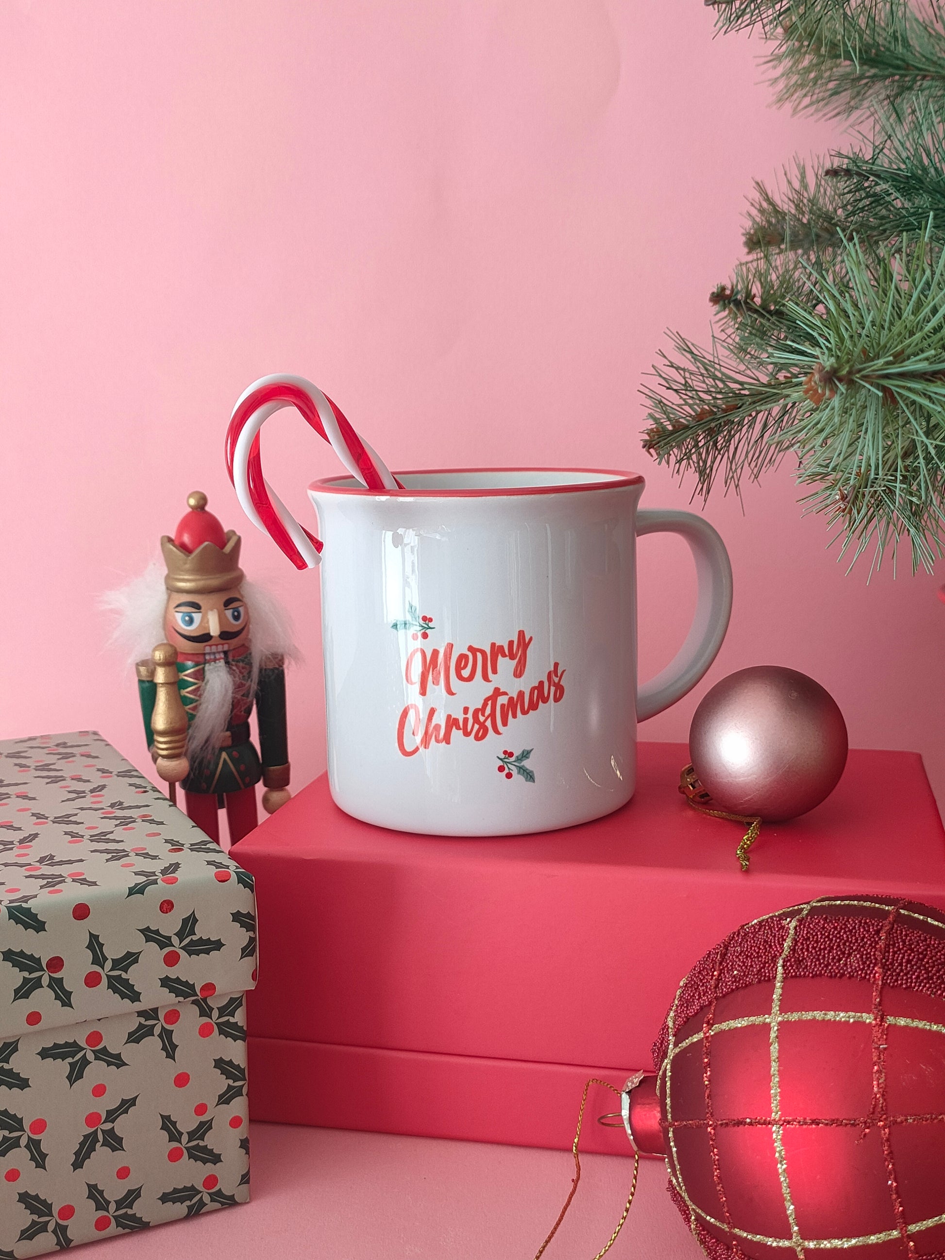 ¡Ya está aquí la taza de solo en casa!

¿Una taza de chocolate caliente y tu película favorita navideña de fondo?

Elige para este planazo de Navidad una de nuestras tazas de temporada limitadas y exclusivas para disfrutar con los tuyos de la época más dulce del año.

De Gizmo en mood love actually, de el Grinch, de Kevin Mcallister con los ladrones de Solo en casa, de Harry, Ron y Hermione con los regalos navideños y de el adoarble Jack Skeleton y sus " luces de color" puedes elegir tu taza para ti o 