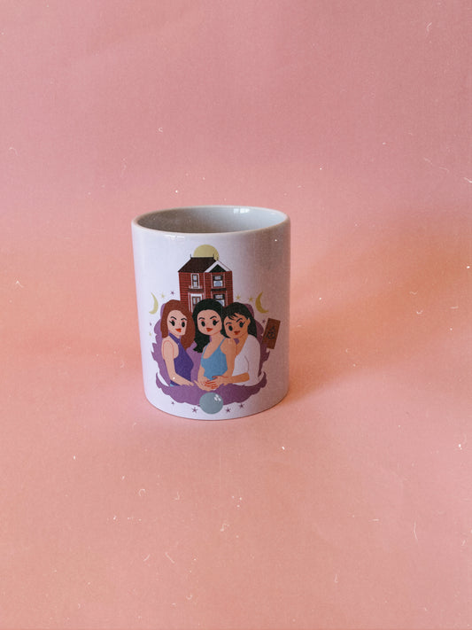¿Recuerdas la serie Embrujadas o Charmed? Si querías ser una de las hermanas Halliwell y te apasiona el mundo de la mágia esta taza es para ti. Cerámica apta para microondas y lavavajillas.
