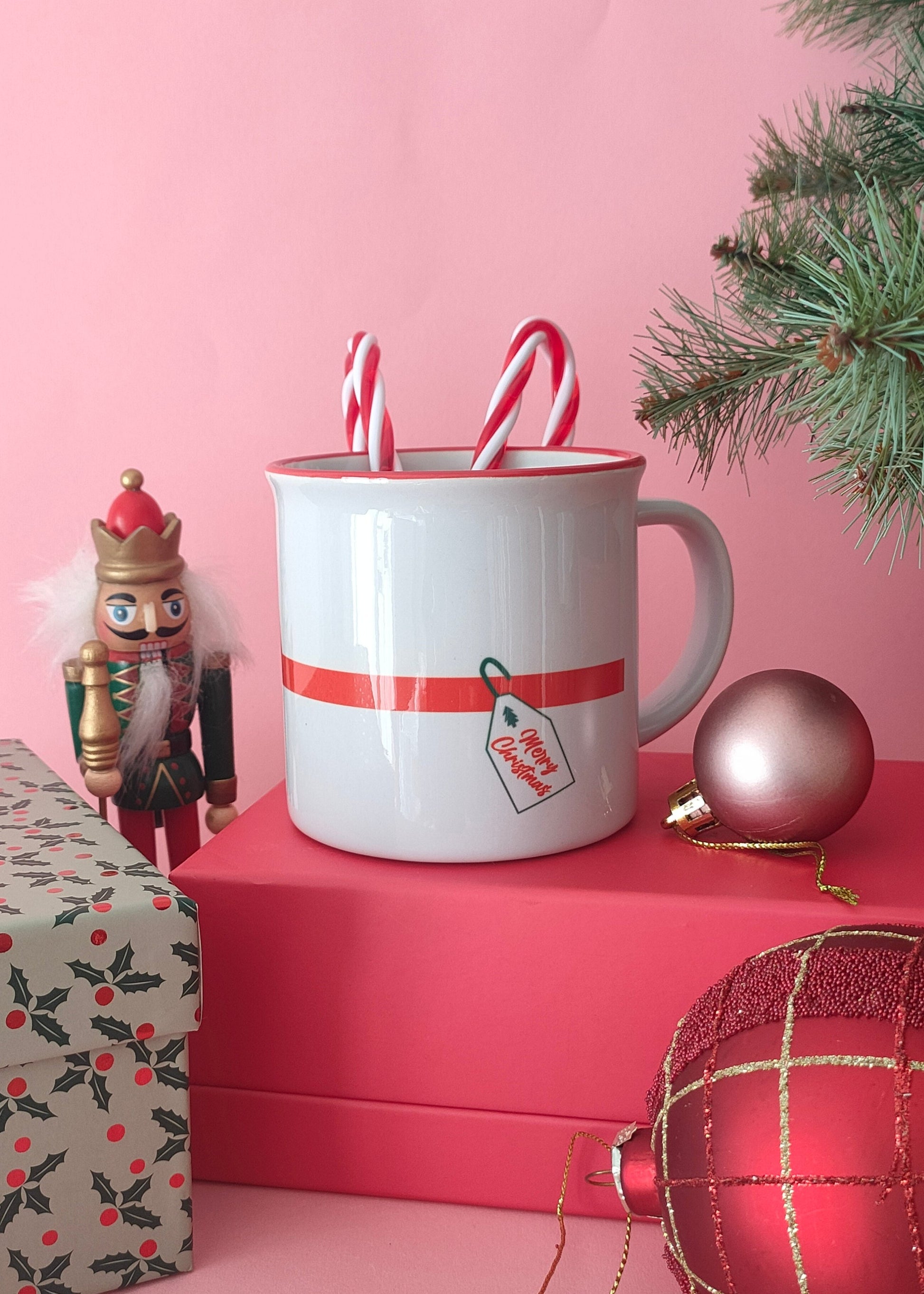 ¡Ya está aquí la taza Gizmo Actually!

¿Una taza de chocolate caliente y tu película favorita navideña de fondo?

Elige para este planazo de Navidad una de nuestras tazas de temporada limitadas y exclusivas para disfrutar con los tuyos de la época más dulce del año.

De Gizmo en mood love actually, de el Grinch, de Kevin Mcallister con los ladrones de Solo en casa, de Harry, Ron y Hermione con los regalos navideños y de el adoarble Jack Skeleton y sus " luces de color" 