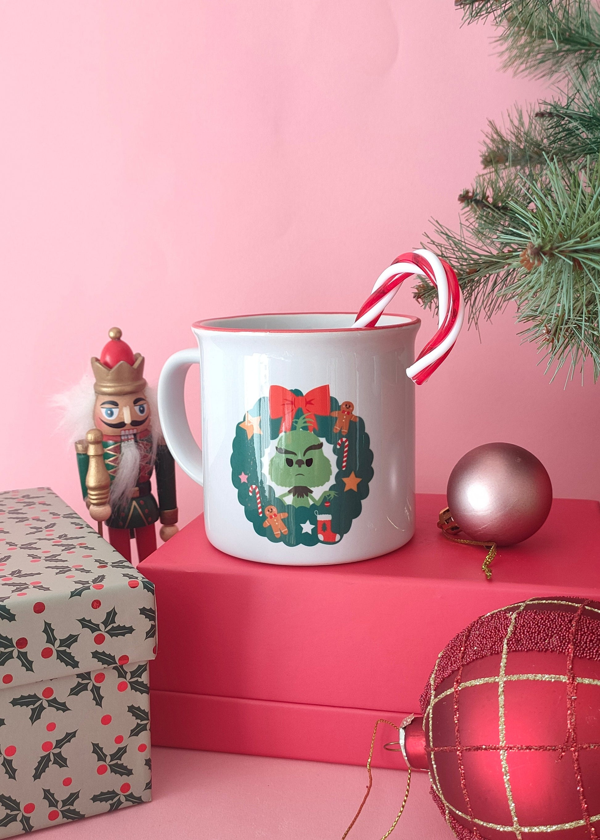 ¡Ya está aquí la taza del Grinch!

¿Una taza de chocolate caliente y tu película favorita navideña de fondo?

Elige para este planazo de Navidad una de nuestras tazas de temporada limitadas y exclusivas para disfrutar con los tuyos de la época más dulce del año.

De Gizmo en mood love actually, de el Grinch, de Kevin Mcallister con los ladrones de Solo en casa, de Harry, Ron y Hermione con los regalos navideños y de el adoarble Jack Skeleton y sus " luces de color" puedes elegir tu taza para ti o 