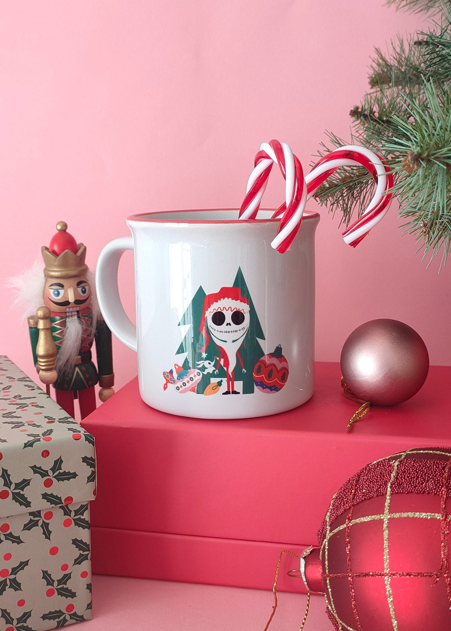 ¡Ya está aquí la taza de Jack Skeleton!

¿Una taza de chocolate caliente y tu película&nbsp;favorita navideña de fondo?


Elige para este planazo de Navidad una de nuestras tazas de temporada limitadas y exclusivas para disfrutar con los tuyos de la época más dulce del año.


De Gizmo en mood love actually, de el Grinch, de Kevin Mcallister con los ladrones de Solo en casa, de Harry, Ron y Hermione con los regalos navideños y de el adoarble&nbsp;Jack Skeleton y sus " luces de color"