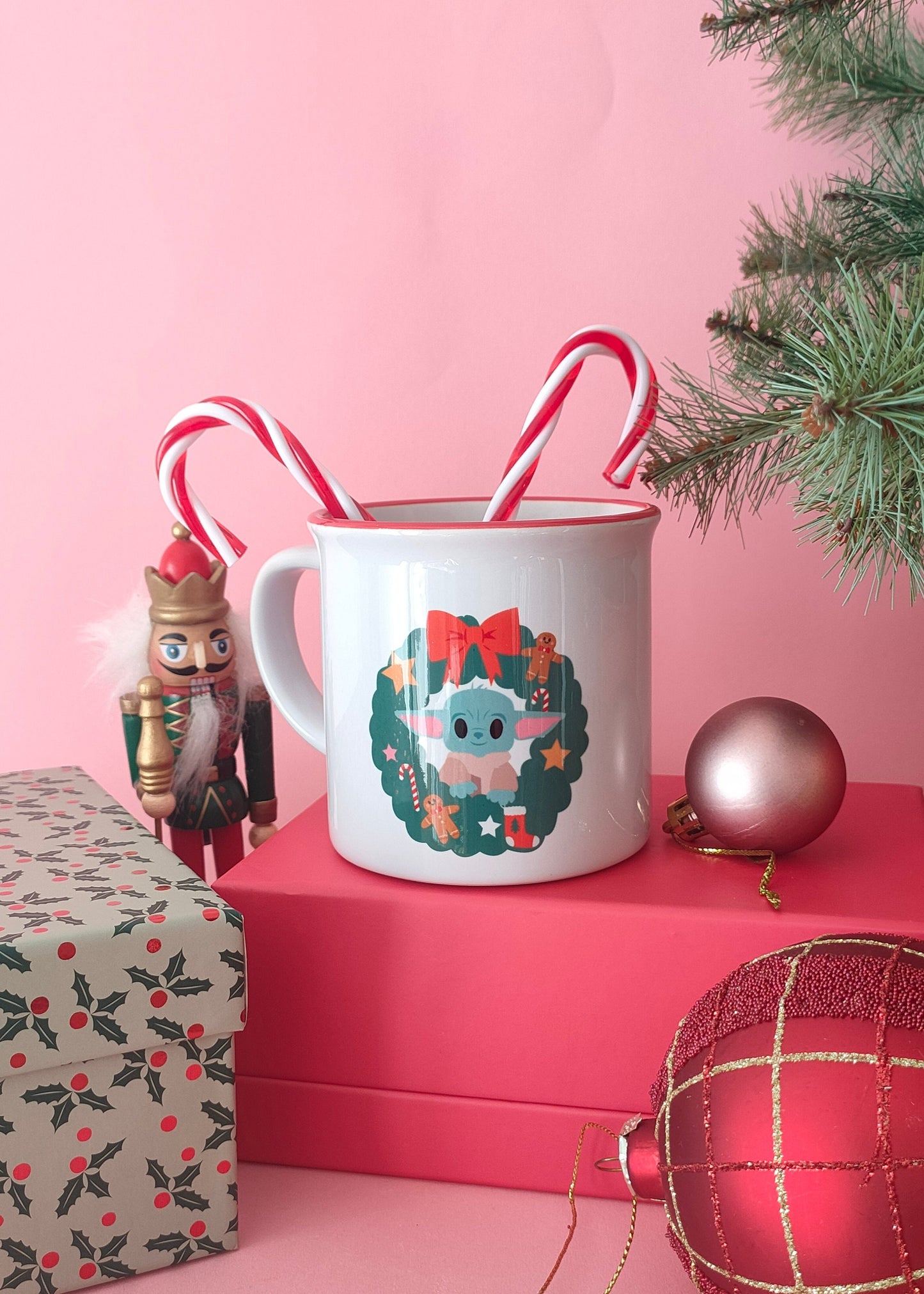 Taza Xmas Grogu
¡Ya está aquí la taza Xmas de Grogu!

¿Una taza de chocolate caliente y tu película favorita navideña de fondo?

Elige para este planazo de Navidad una de nuestras tazas de temporada limitadas y exclusivas para disfrutar con los tuyos de la época más dulce del año.

De Gizmo en mood love actually, de el Grinch, de Kevin Mcallister con los ladrones de Solo en casa, de Harry, Ron y Hermione con los regalos navideños y de el adoarble Jack Skeleton y sus " luces de color" 