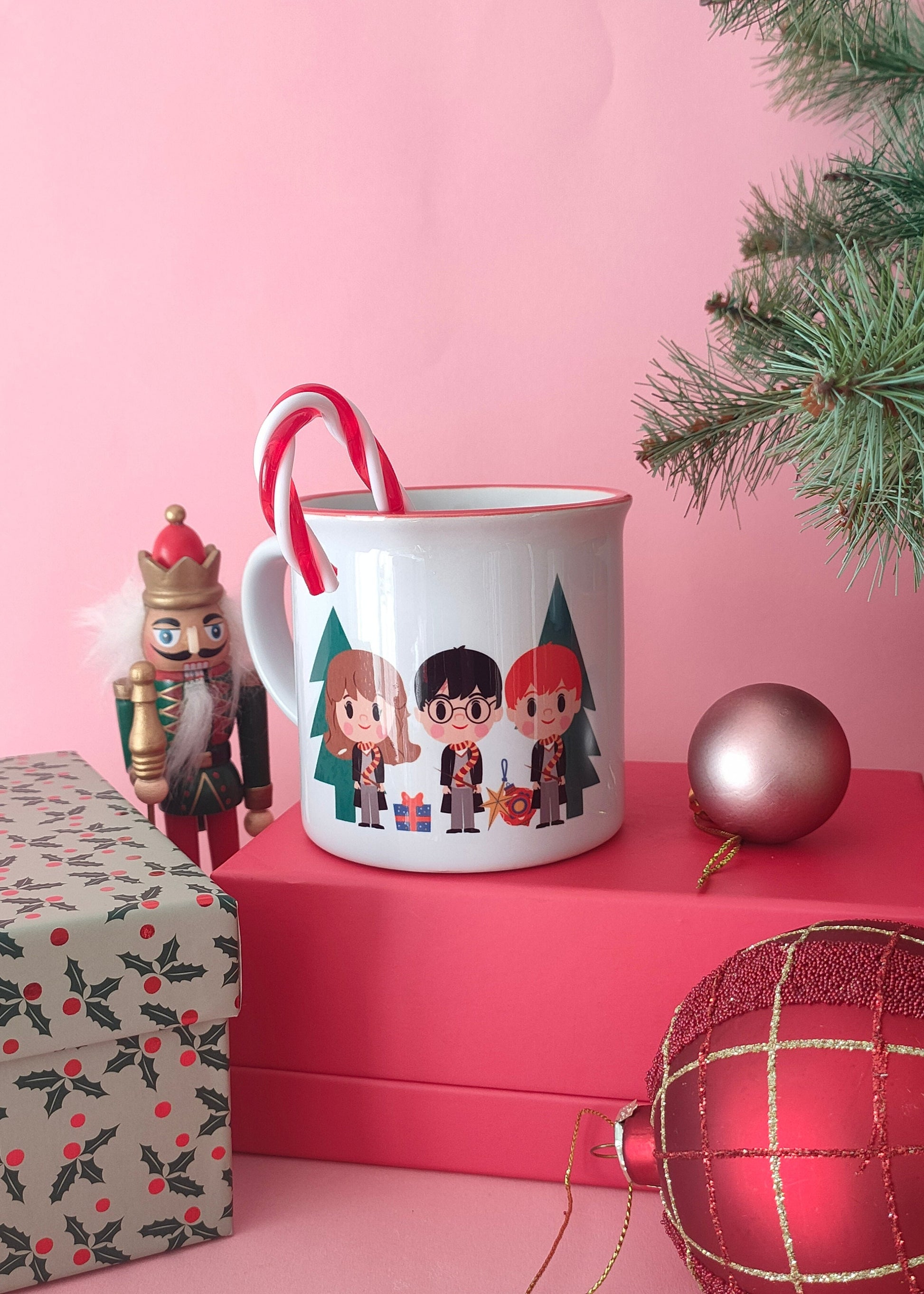 ¡Ya está aquí la taza Xmas Potter!

¿Una taza de chocolate caliente y tu película&nbsp;favorita navideña de fondo?


Elige para este planazo de Navidad una de nuestras tazas de temporada limitadas y exclusivas para disfrutar con los tuyos de la época más dulce del año.


De Gizmo en mood love actually, de el Grinch, de Kevin Mcallister con los ladrones de Solo en casa, de Harry, Ron y Hermione con los regalos navideños y de el adoarble&nbsp;Jack Skeleton y sus " luces de color"