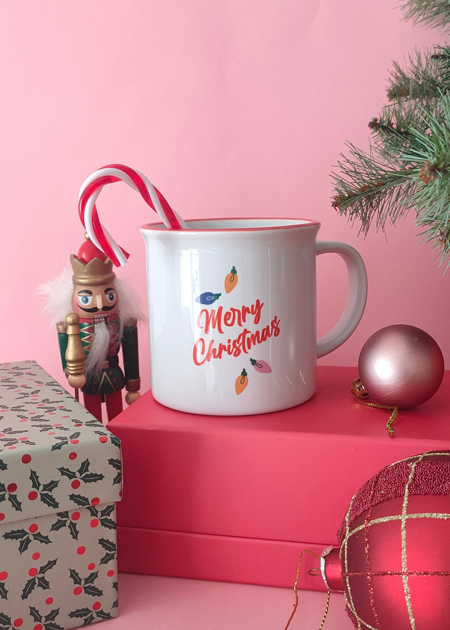 ¡Ya está aquí la taza Xmas Potter!


¿Una taza de chocolate caliente y tu película&nbsp;favorita navideña de fondo?


Elige para este planazo de Navidad una de nuestras tazas de temporada limitadas y exclusivas para disfrutar con los tuyos de la época más dulce del año.


De Gizmo en mood love actually, de el Grinch, de Kevin Mcallister con los ladrones de Solo en casa, de Harry, Ron y Hermione con los regalos navideños y de el adoarble&nbsp;Jack Skeleton y sus " luces de color"