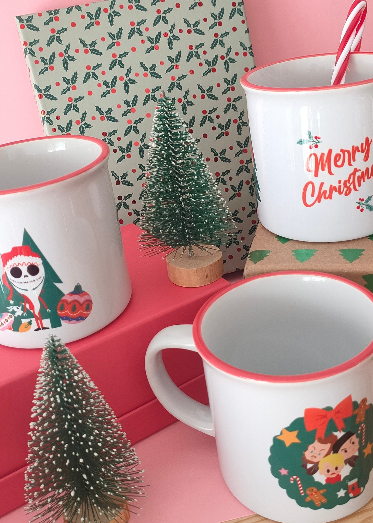 ¡Ya está aquí la taza de Jack Skeleton!
¿Una taza de chocolate caliente y tu película&nbsp;favorita navideña de fondo?


Elige para este planazo de Navidad una de nuestras tazas de temporada limitadas y exclusivas para disfrutar con los tuyos de la época más dulce del año.


De Gizmo en mood love actually, de el Grinch, de Kevin Mcallister con los ladrones de Solo en casa, de Harry, Ron y Hermione con los regalos navideños y de el adoarble&nbsp;Jack Skeleton y sus " luces de color"