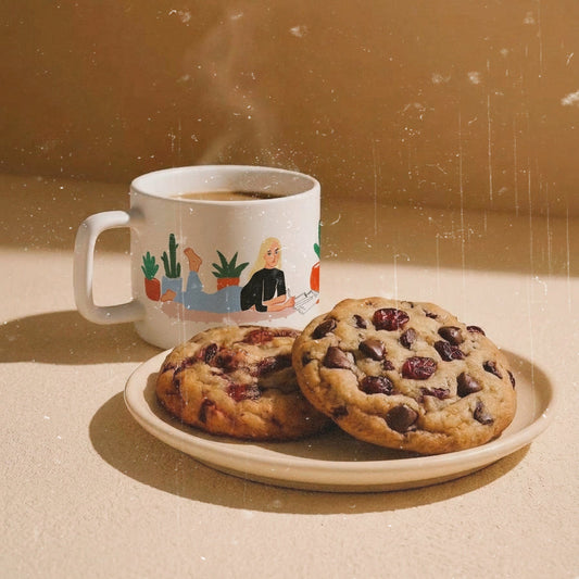 Taza de cerámica de color blanco de Laniñabowie modelo "Carolyn" con estampación hecho a mano en nuestro taller inspirada en la icónica Carolyn Bessette-Kennedy leyendo en su apartamente de Nueva York rodeada de plantas 