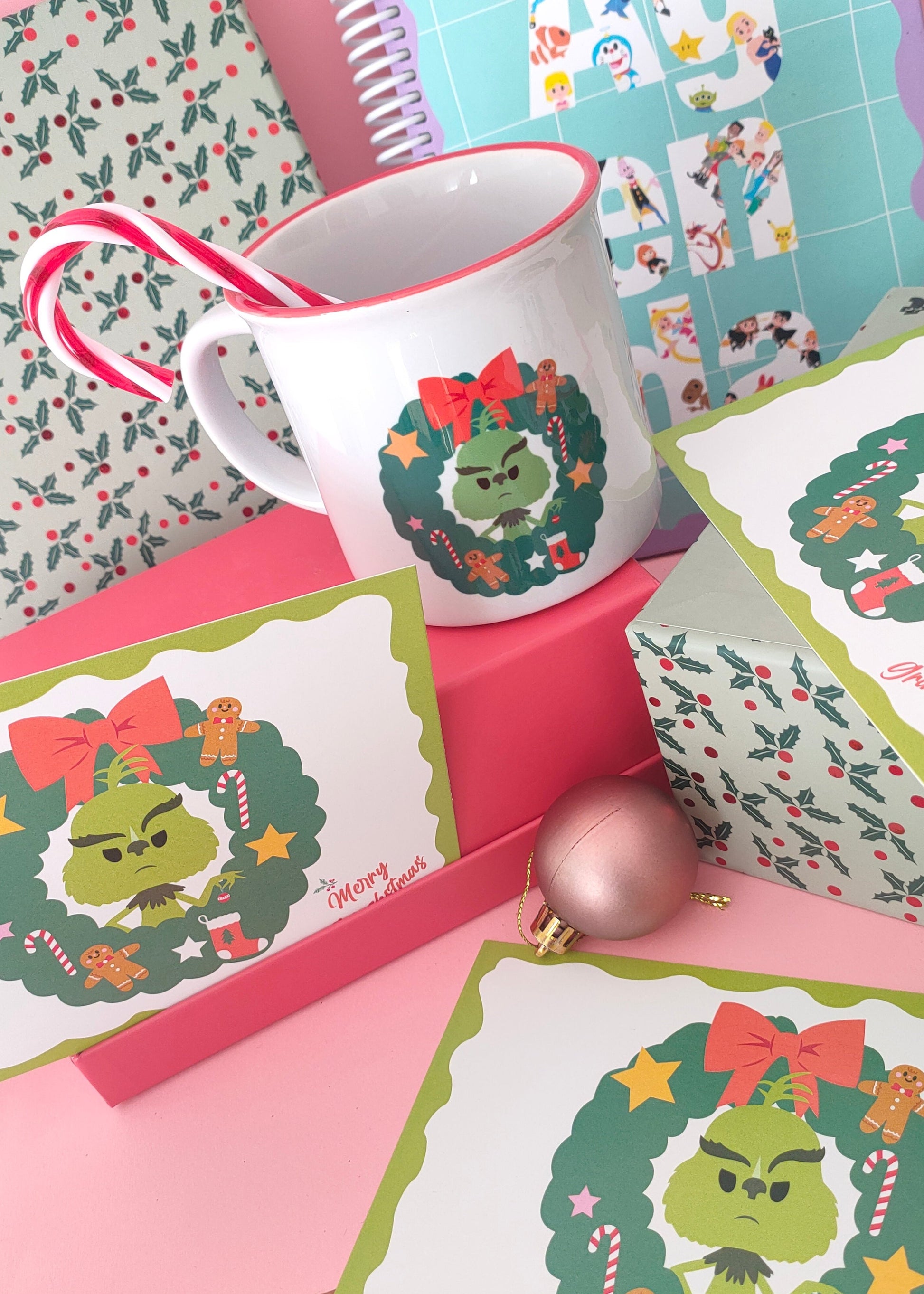 ¡Ya está aquí la taza del Grinch!

¿Una taza de chocolate caliente y tu película favorita navideña de fondo?

Elige para este planazo de Navidad una de nuestras tazas de temporada limitadas y exclusivas para disfrutar con los tuyos de la época más dulce del año.

De Gizmo en mood love actually, de el Grinch, de Kevin Mcallister con los ladrones de Solo en casa, de Harry, Ron y Hermione con los regalos navideños y de el adoarble Jack Skeleton y sus " luces de color" puedes elegir tu taza para ti o 