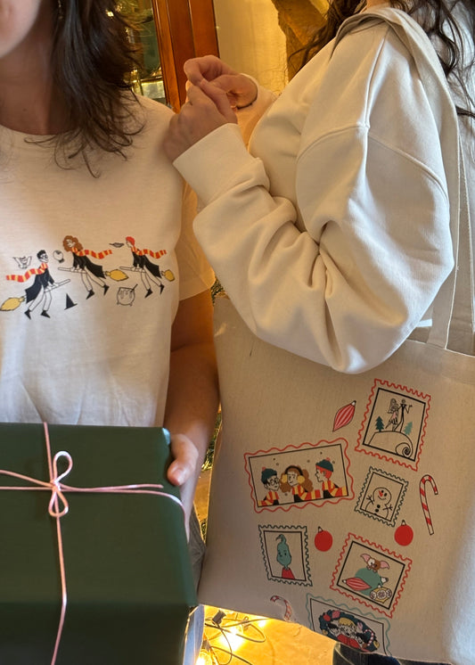 Detalle de la tote bag de Navidad de Laniñabowie con ilustraciones de peliculas navideñas como Harry, Grinch, Gizmo.