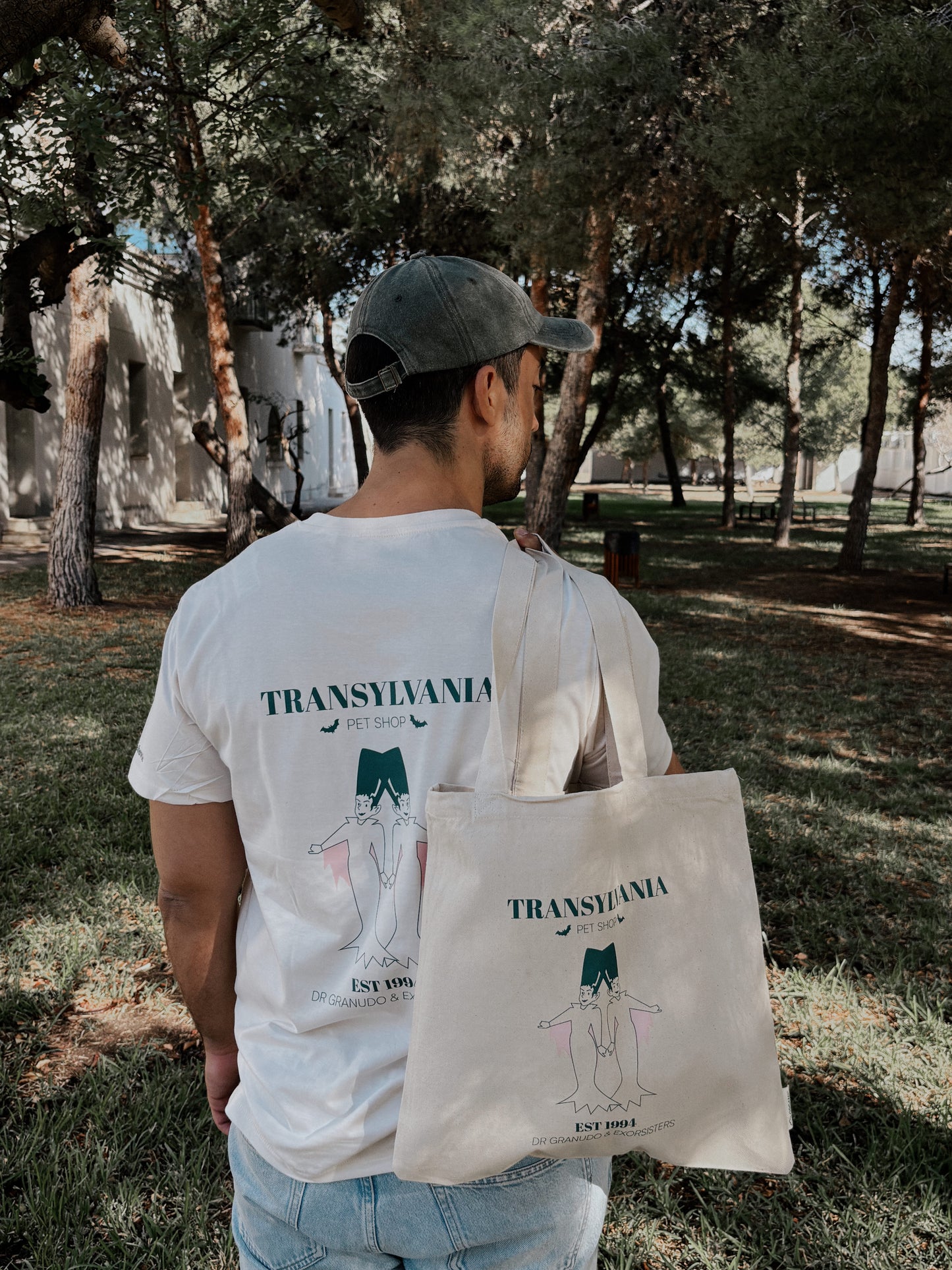Tote bag de algodón 100% orgánico con impresión de la Pajarería de Transilvania realizada por Laniñabowie.